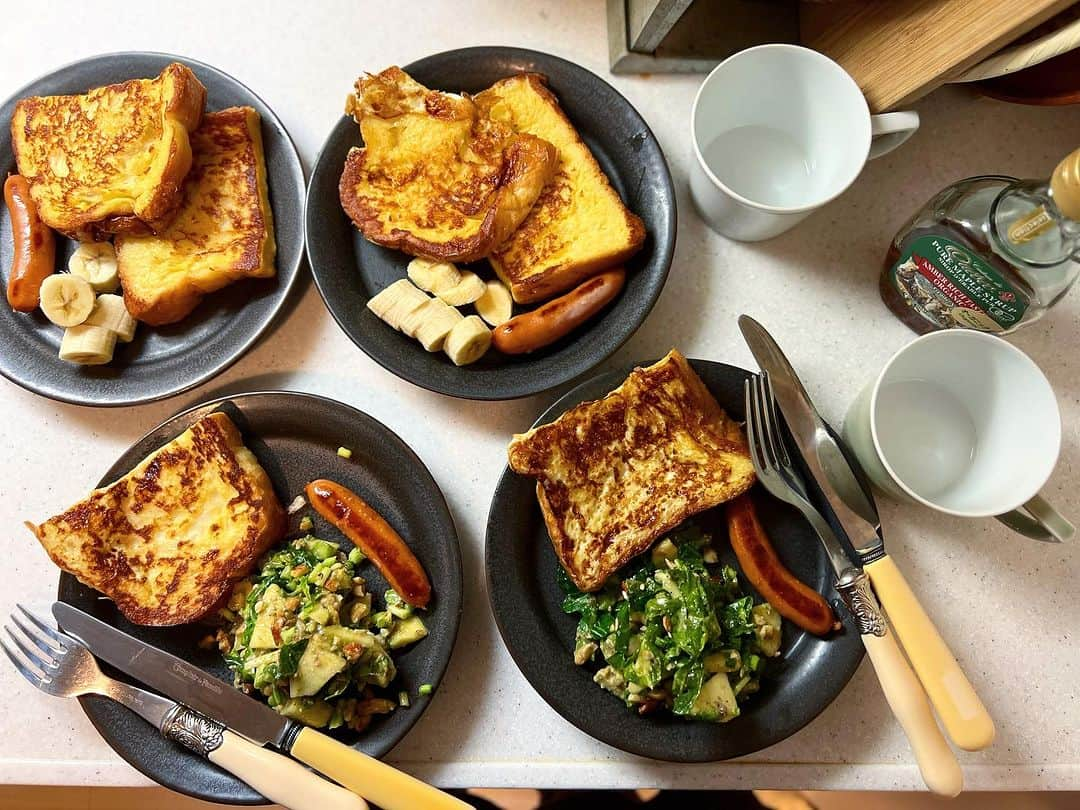 安田美沙子のインスタグラム：「おはよう！  今日は早起き🌿  昨日の朝ごはんは、フレンチトースト🥞  なぜかというと、私が余った豆乳で卵焼きを作ろうとしたら。。。  しゃばしゃばになって🤣  これはフレンチトーストするしかないってなったから。笑  でも息子たち大喜び🤍結局。。。小麦＆甘いの＆卵が好きやんなぁ😊❤️  ほな行ってきます！(関西弁最近おおめ)  #おはよう #夢見た #こわいゆめ #大丈夫 #フレンチトースト #みさこクッキング」