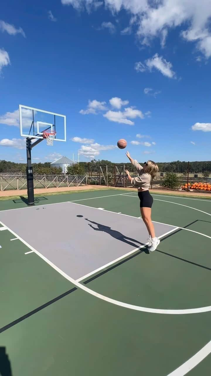 ジャスティン・ターナーのインスタグラム：「Hooping on the farm at @driftwoodgolfclub 🏀  Stay humble @court_with_a_k 😍😍」