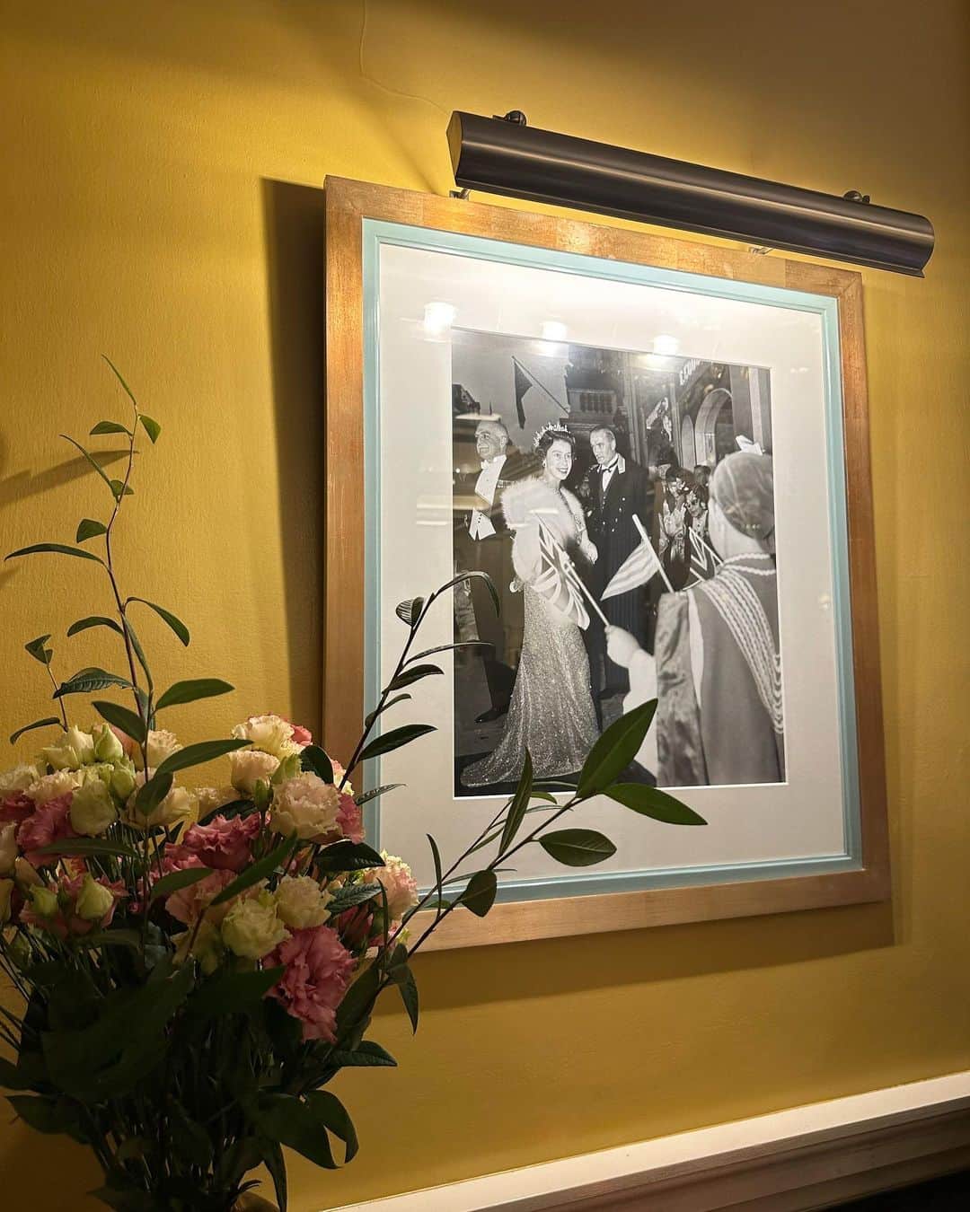 Chihiroさんのインスタグラム写真 - (ChihiroInstagram)「Claridge's🇬🇧  ロンドンでもっとも格式のあるホテル「クラリッジズ」 アールデコの趣が時代を超えて保たれています。  ビクトリア女王やユジニー皇后も愛用していたこのホテル。 もちろんエリザベス女王も。  しかし、ロンドンのあらゆる場所に飾ってある写真は イギリスに繁栄と栄光をもたらした2人の女王。ヴィクトリア女王かエリザベス女王。 やはりQueenの国なんだなと、思い知りました。  この日のお洋服は　@swingle_official   #ロンドン研修 #ロンドン旅行 #イギリス旅行 #ヨーロッパ旅行 #イメージコンサルタント東京 #パーソナルカラー診断 #パーソナルカラー診断東京  ———————————— 【イメージコンサルティングサロン　Ciccy】  パーソナルカラー診断が気になる方はこちら ▶︎ @ciccy_shibaura   ♦︎場所：東京都港区芝浦  ♦︎メニュー ✈︎Economy class✈︎ ・パーソナルカラー診断 ・骨格診断 Ciccy診断士枠: ¥22,500- (ペアは¥19,500-) 代表栂野枠：¥32,000- (ペアは¥28,500-)  ✈︎Business class✈︎ ・パーソナルカラー診断 ・骨格診断 ・顔タイプ診断 Ciccy診断士枠: ¥32,500- (ペアは¥29,800-) 代表栂野枠：¥41,000 (ペアは¥38,500-)  ✈︎First class✈︎ ・パーソナルカラー診断 ・骨格診断 ・顔タイプ診断 ・メイクレッスン 代表栂野枠：¥67,000  ✈︎Royal First class✈︎ ・パーソナルカラー診断 ・骨格診断 ・顔タイプ診断 ・メイクレッスン ・ショッピング同行 ・専用診断レポート ・アフターフォローzoom 代表栂野枠：99,500-  詳細はInstagramプロフィール下のURLよりご確認ください。  〜〜〜〜〜〜〜〜〜〜〜〜〜〜〜 【イメージコンサルタント養成講座】  GIA芝浦校の養成講座は11月まで満席です。 現在2023年12月スタートより募集を開始いたしました♡ 詳しくはHPをご覧ください。  〜〜〜〜〜〜〜〜〜〜〜〜〜〜〜」11月7日 20時57分 - chippp49