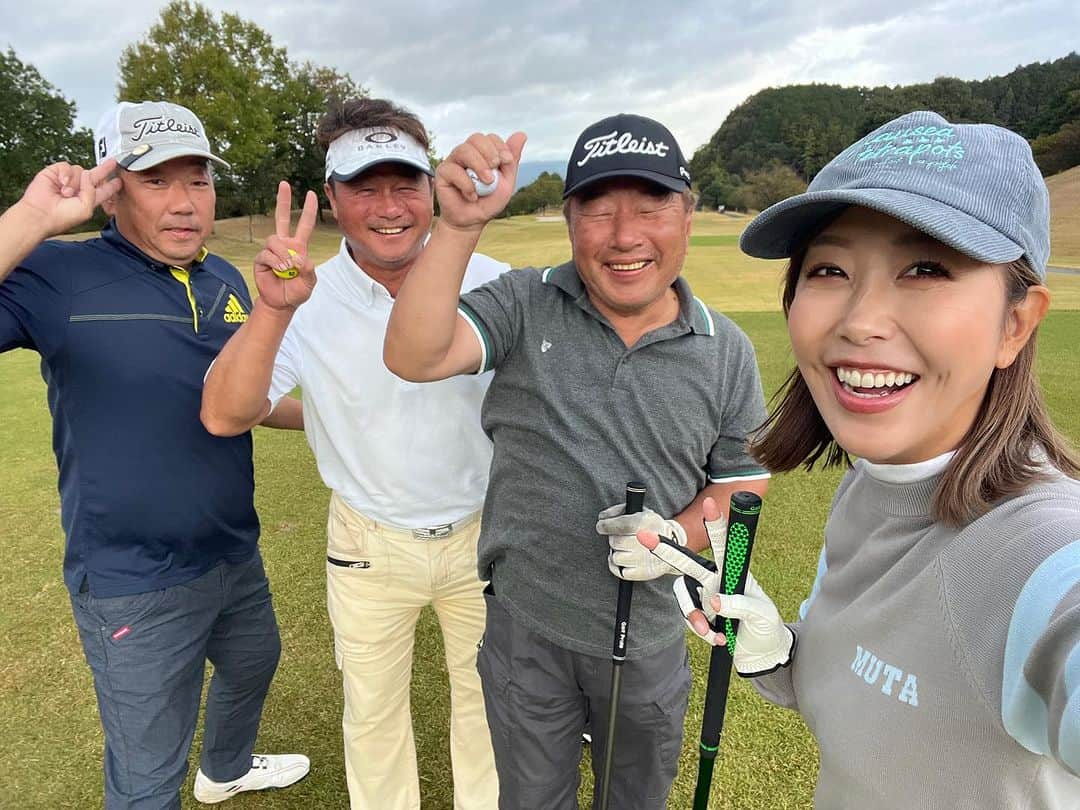 蒼井さやさんのインスタグラム写真 - (蒼井さやInstagram)「またまたゴルフに行ってきました⛳️✨️ 最近ゴルフに良く誘われるようになった🤣 先日の五ヶ所湾ボートエギング大会の次の日に大会でお世話になった船長さんたちと✨️ 大雨予報だったのにも関わらず晴れではなかったけどなんとかお天気持ちこたえてくれて、スコアも私にしてはそこそこ良かった🥹 でも、2日前から首を寝違えて思うように首が回らないしめちゃくちゃ痛い…💦これって整体より鍼に行った方がいいのかな？経験者の方教えてー！ なのにも関わらず実は先週のスコアより10打減ったんだ😁yeah!! 首回らない方がいいのか…ww ・ ・ ・ この調子でスコア縮めて行きたいなぁ🤗 次のゴルフの予定は12月！寒くなるなぁ～🥶  私は釣りもゴルフも大好きです♡ どっちも違う楽しさがあるし、人生を楽しむのに何か1つだけなんて勿体ない。 人生一度きりなんだから楽しむ要素が多いほど、趣味が多い人ほど人生が豊かになると私は思います☺️ だから、私はいくつになっても新しいことにチャレンジしていきたいと思います😉 何かを始めるのに年齢なんか関係ない！ ・ ・ ・  #ゴルフ  #ゴルフ女子  #mutamarinegolf  #Tetrapots×BLAUSEA  #ゴルフウェアコーデ  #エクセレントゴルフクラブ一志温泉コース」11月7日 20時57分 - saya.aoi