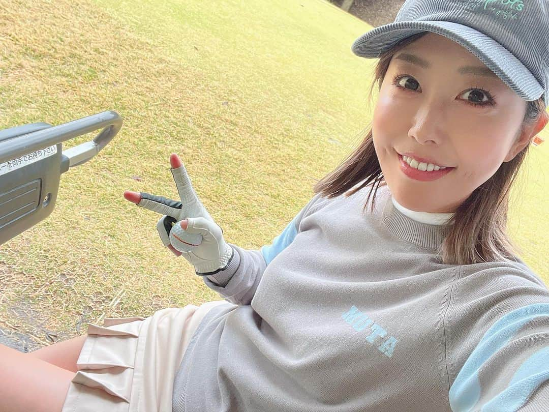 蒼井さやさんのインスタグラム写真 - (蒼井さやInstagram)「またまたゴルフに行ってきました⛳️✨️ 最近ゴルフに良く誘われるようになった🤣 先日の五ヶ所湾ボートエギング大会の次の日に大会でお世話になった船長さんたちと✨️ 大雨予報だったのにも関わらず晴れではなかったけどなんとかお天気持ちこたえてくれて、スコアも私にしてはそこそこ良かった🥹 でも、2日前から首を寝違えて思うように首が回らないしめちゃくちゃ痛い…💦これって整体より鍼に行った方がいいのかな？経験者の方教えてー！ なのにも関わらず実は先週のスコアより10打減ったんだ😁yeah!! 首回らない方がいいのか…ww ・ ・ ・ この調子でスコア縮めて行きたいなぁ🤗 次のゴルフの予定は12月！寒くなるなぁ～🥶  私は釣りもゴルフも大好きです♡ どっちも違う楽しさがあるし、人生を楽しむのに何か1つだけなんて勿体ない。 人生一度きりなんだから楽しむ要素が多いほど、趣味が多い人ほど人生が豊かになると私は思います☺️ だから、私はいくつになっても新しいことにチャレンジしていきたいと思います😉 何かを始めるのに年齢なんか関係ない！ ・ ・ ・  #ゴルフ  #ゴルフ女子  #mutamarinegolf  #Tetrapots×BLAUSEA  #ゴルフウェアコーデ  #エクセレントゴルフクラブ一志温泉コース」11月7日 20時57分 - saya.aoi