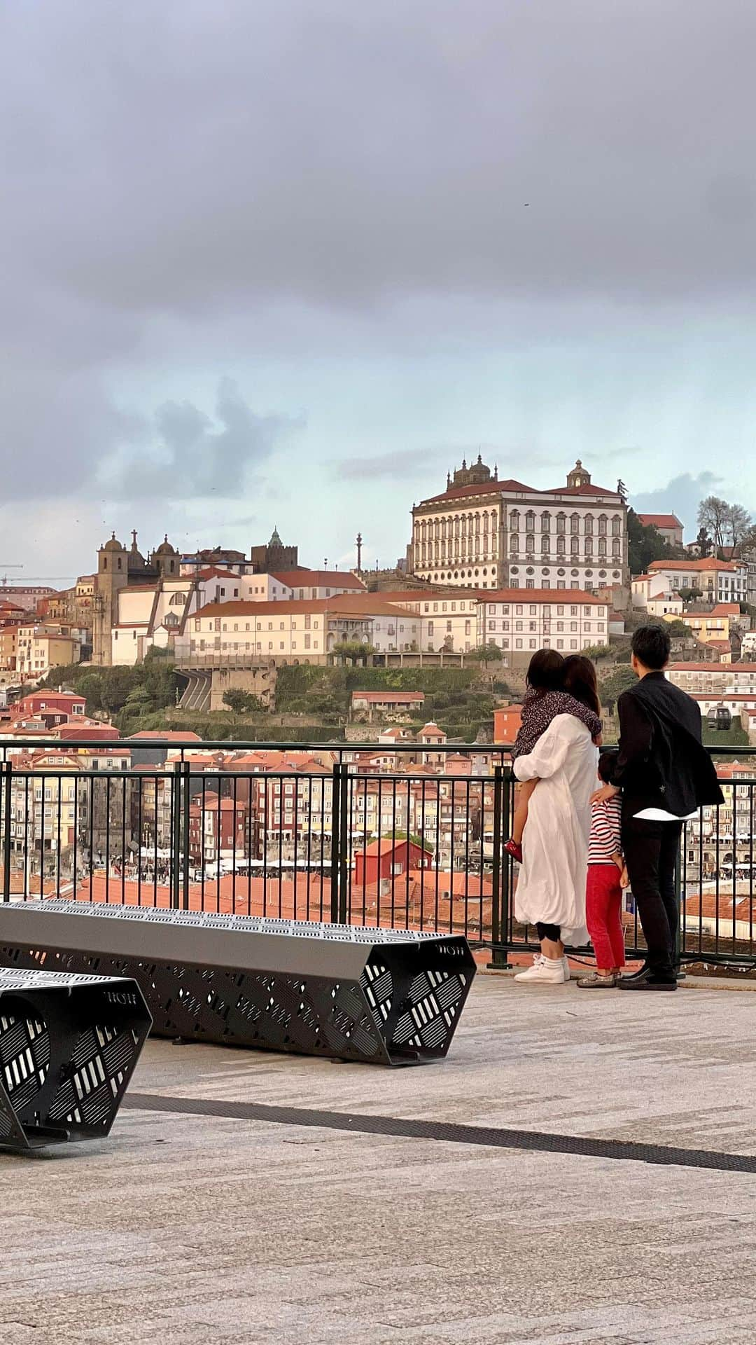 Remiのインスタグラム：「family trip in Porto🇵🇹 ポルトの子連れ旅まとめ🎬 可愛い街並みとワインを子供と一緒に楽しめる旅でした🍷  🌏子連れ世界一周ブログは @remi_912 topから✍️ ———— 📍#Porto, #Portugal #🇵🇹 🍷 @wow.porto  🏨 @theyeatman  👨‍👩‍👧‍👦 @hh.channel2023  🗓 2023.10.26-28  #ポルト #ポルトガル #世界一周 #子連れ旅行 #子連れ世界一周 #worldroundtrip #remi_world2023」