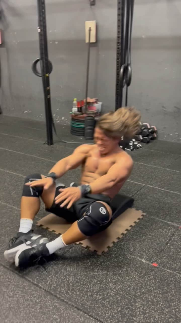 石森太二のインスタグラム：「🏋🏿🔥  A. Muscle up Practice  B. 5 rounds for times 　5 Wall walks 　25 Abmat sit ups」