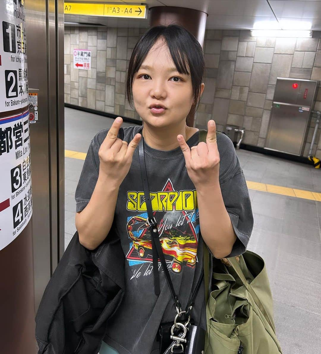 市川刺身さんのインスタグラム写真 - (市川刺身Instagram)「今日の服装。 M1グランプリ3回戦の日。  家を出る時の暖かさでまたもサイクリングシャツにBRAIN DEADの羽織。あぶないあぶない夜ちゃんと寒くなってきた。 形めちゃくちゃ良しのズボン。 黒の無駄づくりの帽子に黒の便所サンダルで金のがま口にmont-bellのメッシュリュック。  M1グランプリの3回戦終わりに蛙亭のイワクラさんにご飯をご馳走になりました。 帰り道で落語見たあとに新宿で撮りました。 緊張やばかったけどなんとかやりきり結果は9日。 イワクラさんありがとうございます。  #今日着た服 #ファッション #古着 #M1 #蛙亭 #イワクラさん #よゆう」11月7日 20時50分 - soitsudoitsu