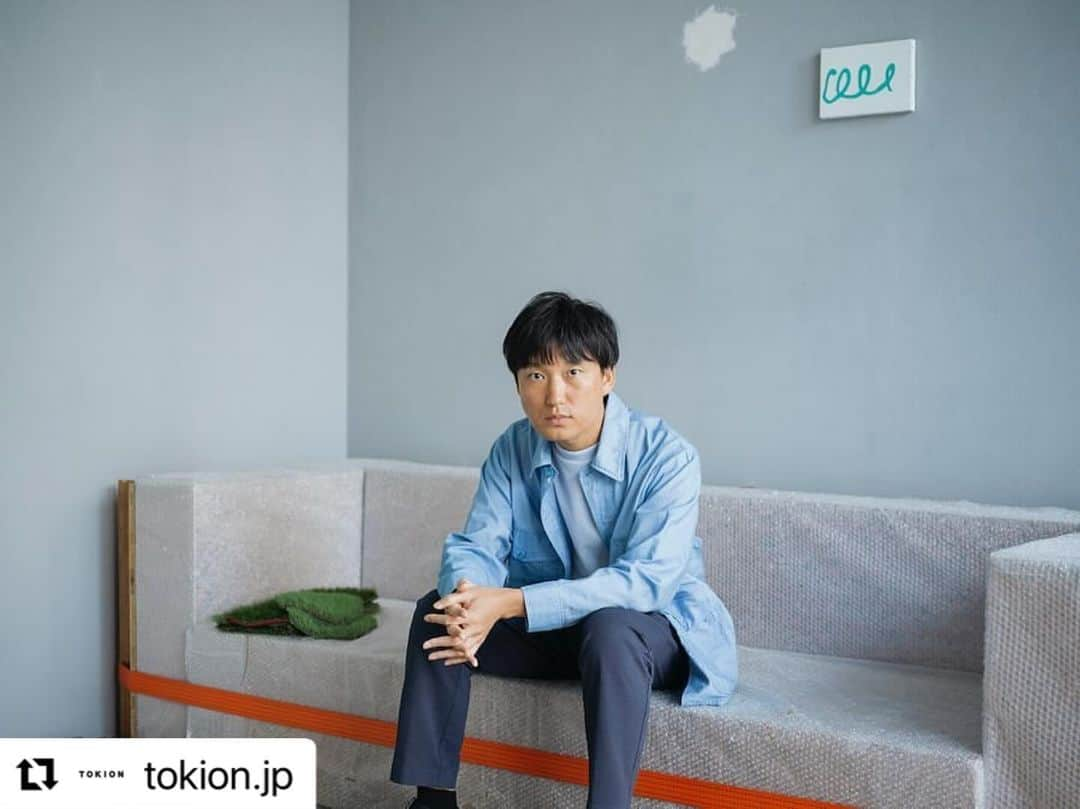 蓮沼執太のインスタグラム：「unpeople interviewed for TOKION  #Repost @tokion.jp  ・・・ The solo album “unpeople” by composer and musician Shuta Hasunuma has been released. The album, which Hasunuma himself says he made purely “for himself,” features guest musicians from Japan and abroad, including Jeff Parker, Keigo Oyamada (Cornelius), Keiji Haino, Greg Fox, KOM_I, Mutsumi Aragaki, Shuta Ishizuka, and Fumiya Otonashi. This quiet masterpiece composed of sounds that easily leap across musical genres like ambient, techno, jazz, contemporary music, and field recordings.  TOKION had a chance to sit down and talk with Hasunuma about his working environment, state of mind, and the production process that led him to the newest album.  音楽家・蓮沼執太さんによるソロ・アルバム『unpeople』がリリースされました。 蓮沼さん自身が純粋に「自分のために作った」という本作には、ジェフ・パーカーや小山田圭吾（Cornelius）、灰野敬二、グレッグ・フォックス、コムアイ、新垣睦美、石塚周太、音無史哉といった国内外のミュージシャンがゲストとして参加。 アンビエント、テクノ、ジャズ、現代音楽、フィールドレコーディングといったジャンルを軽やかに横断する越境的な楽曲が並ぶ静かな傑作となっています。  今回、蓮沼さんに『unpeople』に辿り着くまでの環境や心境、制作のプロセスをじっくりとお聞きしました。  詳しくは @tokion.jp のプロフィール🔗より  @shuta_hasunuma Photography Kazushi Toyota Text Kazumi Namba  #蓮沼執太 #unpeople #shutahasunuma #music #tokyo #Japan #japaneseculture #TOKION #トキオン」