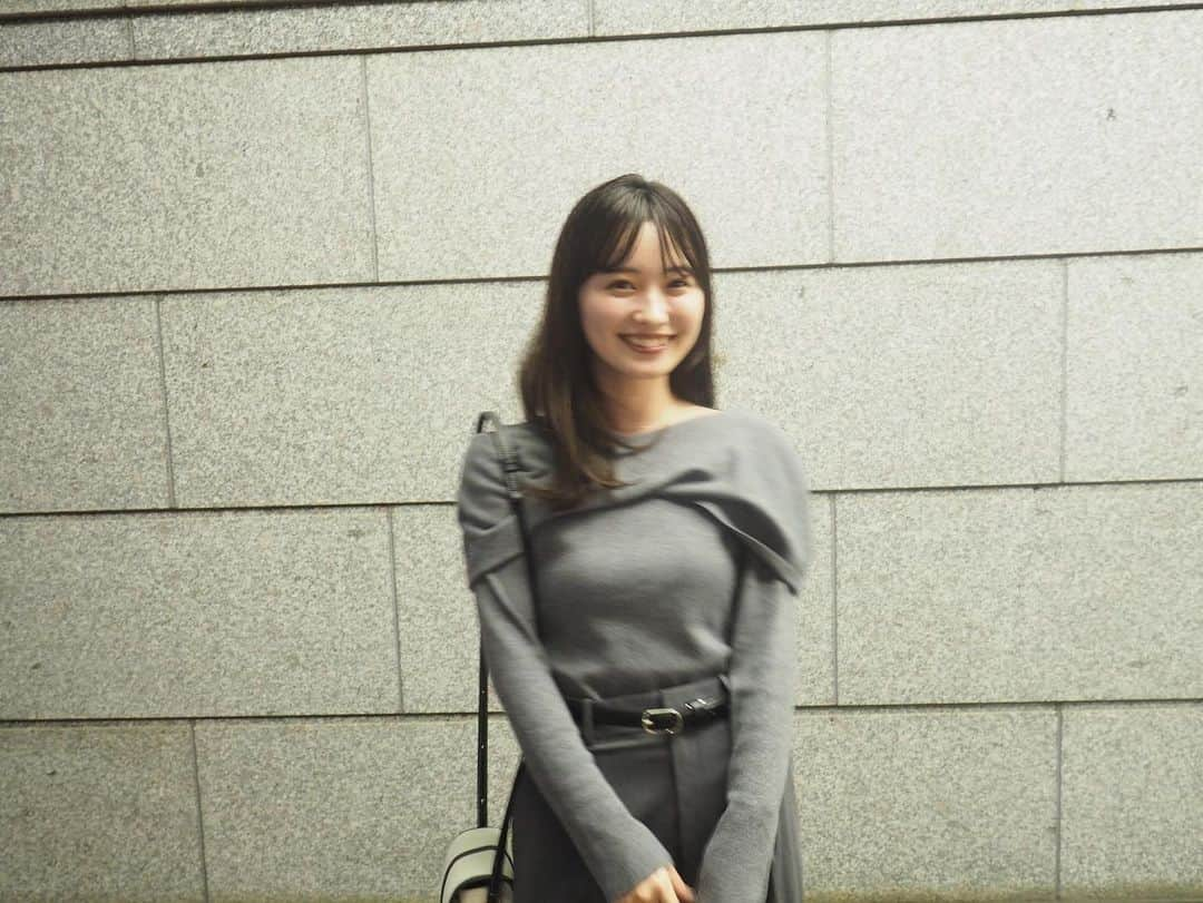 角川友紀のインスタグラム：「カメラで撮ってもらった⁡写真🎞  お洋服はこの前のウサギオンライン船橋店でゲットした @celford_official のトップス さりげないリボンになってくるのが可愛い🎀  withバースデーだった友達にあげたお花💠 ⁡ #celford#usagionline#usagionlinestore #セルフォード#ウサギオンライン #オフショルトップス」