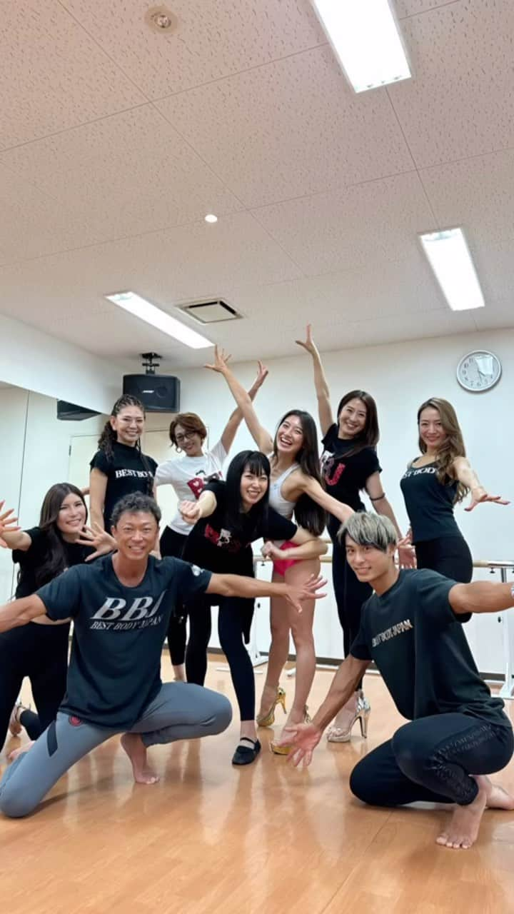 あいみのインスタグラム：「【BEST BODY JAPAN】 #公式レッスン  @bestbodyjapan   studio ▷ ＷＡＬＫ＆ＷＡＹ @bestbodyjapan.lesson   instructor ▷福村　あけみ先生  @fukumuraakemi_bestbodyjapan   2023.11.4  日本大会対策 グループレッスン  とにかくパワーが凄いあけみ先生 先生のレッスンは大人気で毎回定員いっぱいの開催です🎉  初めてレッスンを受けたのは神戸 とても緊張して向かったレッスン会場。  BBJ公認講師のてっぺん。 公認講師代表ってどんな人なんだろう。。。超ドキドキでレッスン会場入りしたのを覚えています。  まさかこんなに気さくでユーモアのある人だとは思ってもみませんでした😳🤍 笑顔と笑いの絶えないレッスンに心も身体もほぐれます✨  日本大会という舞台でどの様に自分を"魅せる"か、規定のルールの中で、どこまで自分を表現し、演出できるか  今年の傾向と対策。 短い時間の中でギュッと凝縮していました❤️‍🔥  駆けつけた公認講師の先生方からも貴重なアドバイスを頂ける贅沢な時間。最後の集合写真も自然と笑顔が溢れました🥰  あけみ先生の一言が、いつも私を次のステップへ連れて行ってくれます！  笑顔あふれるレッスンに沢山パワーをもらいました！ 両国国技館で新時代に繋げるパフォーマンスを💫 先生が頷くウォーキングとポージングを披露する為にまだまだ努力します🐰🔥  ＼　日本大会まで、あと１３日　／  11月19日両国国技館でのBBJ日本大会に向けて 日々、自分史上最高を更新していきます❤️‍🔥  #BBJ #ベストボディジャパン #ベスボ #ボディコンテスト #bbj2023 #BBJ日本 #公式レッスン  #ポージング #ウォーキング  #大阪レッスン #スタジオW&W」