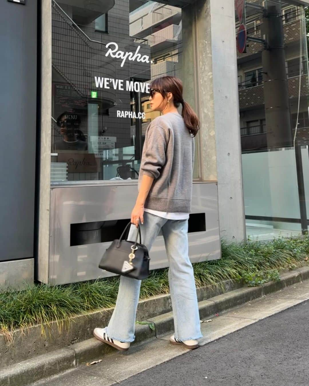 ei0601meさんのインスタグラム写真 - (ei0601meInstagram)「GUのニットがお値段以上🤍 インナーのTシャツによくご質問いただくのですが、春頃にGUのメンズで購入したもので今はもう販売してませんでした🥲(私もまた欲しいから再販希望🙏)  tops: @gu_for_all_  @gu_global  denim: #deuxiemeclasse  bag: #therow  shoes: #adidassamba  ・ ・ ・ ・ ・ #gu #gu_for_all #margaux #margaux10 #lappartement #guコーデ #ジーユー #ジーユーコーデ #ジーユー購入品 #マルゴー #マルゴー10 #guニット #大人カジュアル #シンプルコーデ #きれいめカジュアル #プチプラコーデ #アラフォーコーデ #アラサーコーデ #40代コーデ #30代コーデ #高身長コーデ #秋コーデ #ザロウ」11月7日 20時53分 - ei0601me