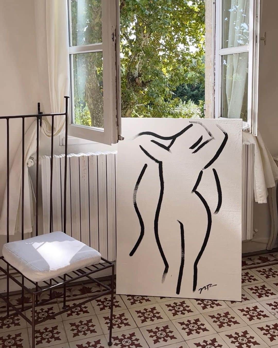 Natsuのインスタグラム：「Goddess of Provence🕊️ プロヴァンスの女神  プロヴァンスの女の子は、 本当にルネッサンス絵画に描かれている 女神たちのような  豊かさを象徴するような ぽっちゃり豊かなお尻に  透き通る陶器のような肌  優しいほほえみ  そんな子が本当にいるんだよね。  私の眼は、時を超えて 当時の画家たちの気持ちを妄想して うっとり見てしまうのでした。  アートのインスタ、始めました♥️ @nr_art_by_natsu_rose . . #ARTbyNR」