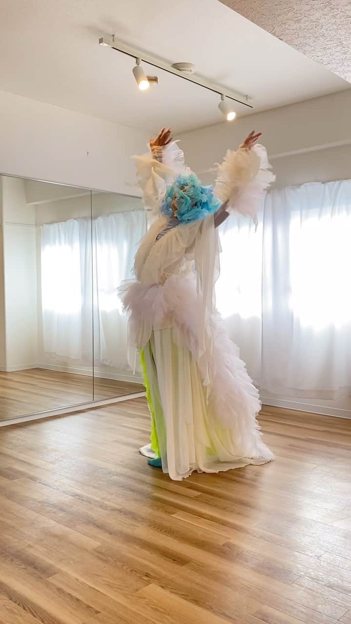 ARAKI SHIROのインスタグラム：「-dance practice with white costume- #ARAKISHIRO  #emergingdesigner  #contemporaryart  #contemporarydance」