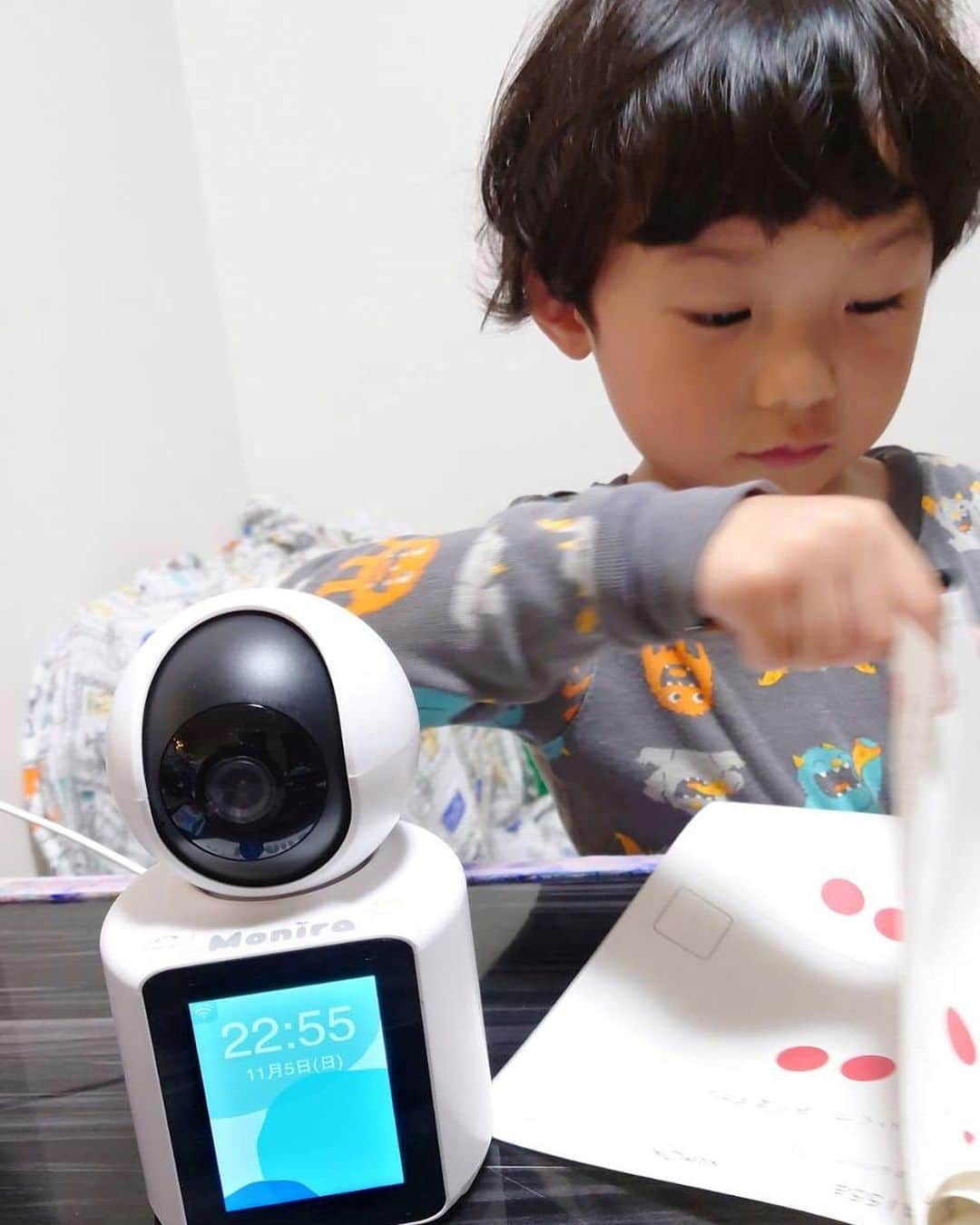 世手子さんのインスタグラム写真 - (世手子Instagram)「#PR My son can see mom's face with just one button 📹 Surveillance camera is very convenient（＾Ｏ＾） I watched over his studies👀 @monosupply2019  ただスマホに映すだけじゃなく、お互いの顔を見て見守り、お話しできる見守りカメラ📸 お留守番中に困ったときには、ボタン一つでスマホにコールできちゃうのでこれから大きくなるにつれて使い道が広がりそう(●´ω｀●) 音声操作対応です（≧∇≦） 「Monira」（モニラ）かわいい(o^^o) 最近は習い事が忙しくなってきたから遠隔で宿題を見守ってみたよ(*^o^*) 使いやすくてとても、わかりやすかった（＾ω＾） 結構宿題たまってて📄 ずいぶん遅い時間になってしまった💦 素敵なクーポンコード発行してもらったよ(๑>◡<๑) 購入時にクーポンコードをお知らせすると通常販売価格より20％OFF🌟 #クーポンコード 「HM06V」 是非使ってみてね(๑･̑◡･̑๑)  ＜以下の条件有＞ ・モノサプライ楽天ショップ店、Yahoo!ショッピング店、またはインスタのDMやお電話、Eメールでの直接のご注文でご利用可能です。Amazon店のみ対応できません。 ・各ショップの他のセール、キャンペーンとの併用割引はできません。 ・クーポン期限は2023年11月13日まで  #Monira #モニラ #見守りカメラ #モノサプライ #monosupply #子供の留守番 #離れて暮らすおじいちゃん #離れて暮らすおばあちゃん  #ベビーモニター #スマホで遠隔監視」11月7日 20時54分 - rojide