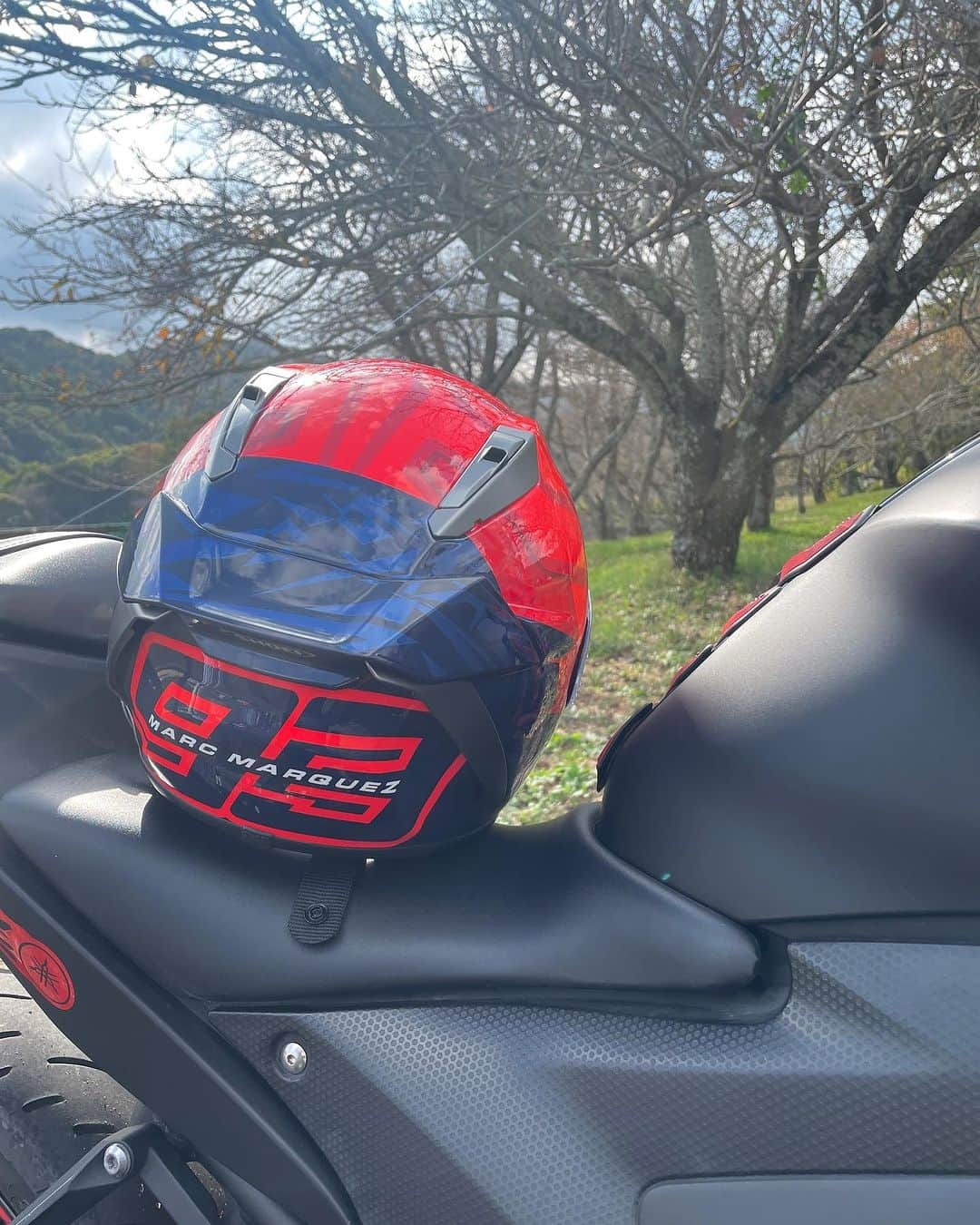 黒江心温さんのインスタグラム写真 - (黒江心温Instagram)「🏍     この前バイク乗った時の〜！     ヘルメット見て！超かっこよくない？😳   前から見てももちろんかっこいいんだけど、後ろのデザインに一目惚れしたんだよね😽     これからこのSHOEIのヘルメットで色んなとこ行くの楽しみだな🎶        #05  #jk  #バイク女子  #SHOEI  #PR」11月7日 20時55分 - koharun_586