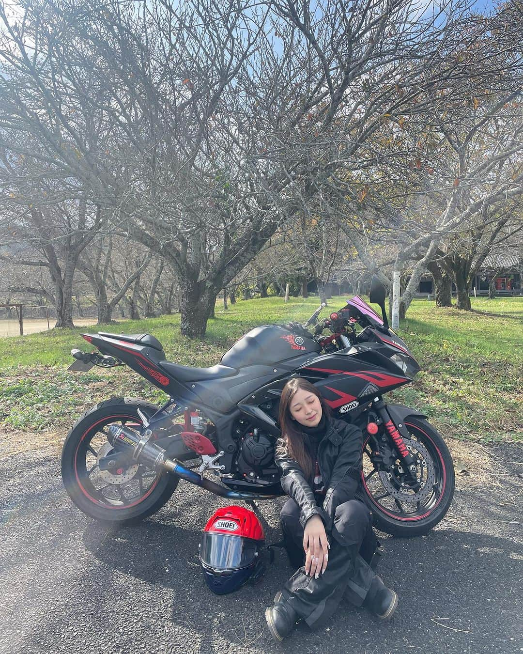 黒江心温のインスタグラム：「🏍     この前バイク乗った時の〜！     ヘルメット見て！超かっこよくない？😳   前から見てももちろんかっこいいんだけど、後ろのデザインに一目惚れしたんだよね😽     これからこのSHOEIのヘルメットで色んなとこ行くの楽しみだな🎶        #05  #jk  #バイク女子  #SHOEI  #PR」