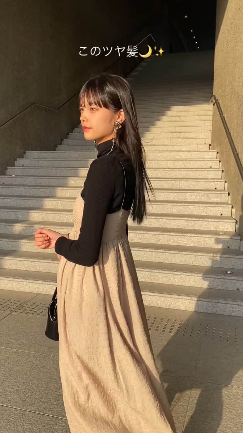 椎名伊織のインスタグラム：「"まさかのとぅる髪"  フィーノ プレミアムタッチ 濃厚美容液へアオイルでつくるツヤ髪💫  黒髪、暗髪にはフィーノが必須！🗣✨ 髪の毛綺麗だねって言われる度嬉しい気持ちに…  濃密Wオイル*配合でダメ―ジを集中補修。  「濃密」なのにべたつかず「軽い」仕上がりで、つるサラ髪を叶える！  フィーノのヘアオイルはお風呂上がりのケアだけでなく、ヘアセットにも！まとまりのあるスタイリングがつくれます◎  上品で心地よいグレースフローラルの香りは 寝る前、お出かけ前に癒される🫧  毎日の普段使いにおすすめです。  ※ジメチコノール、ポリシリコーン-13（補修） #PR #フィーノ#まさかのとぅる髪」