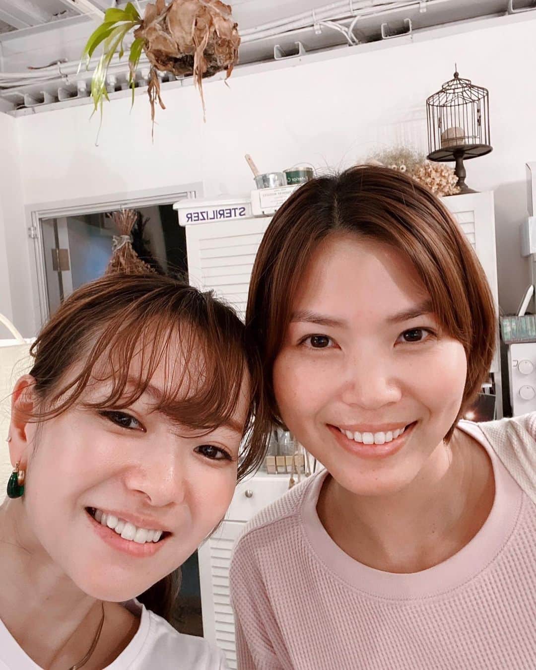尾崎里紗のインスタグラム：「久々の @ronilo626  まいさんに眉毛整えてもらいました😎 ⁡ そしてRoniloが作ったオールインワンゲル『アンド』 @and_by_ronilo  これ一つでスキンケアができ、肌荒れを防止してくれる『グリチルリチン酸2K』という美容成分が含まれていたり、シミの原因になるメラニンの発生を抑える効果があります。 ⁡ ⁡ 秋になっても紫外線は常に降り注いでいるし、これからの季節は乾燥が気になるのでしっかり保湿していきたいです(^^) ⁡ ⁡ 塗ったあと、肌がモチモチ✨  @mai.time1124  ⁡」