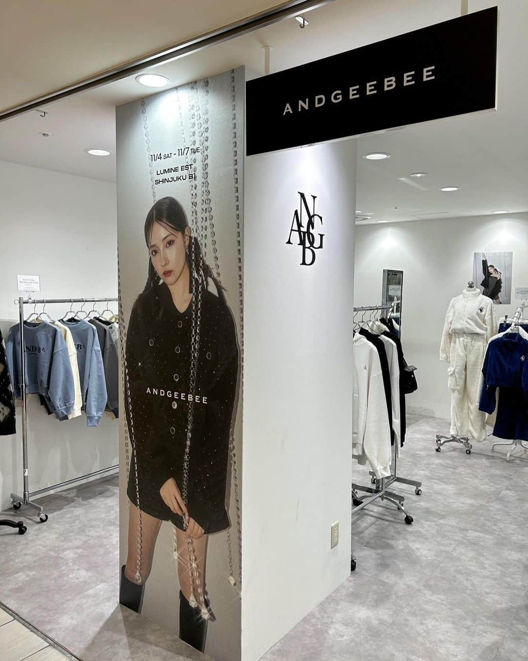 村瀬紗英のインスタグラム：「#dailylook  ANDGEEBEE LUMINEEST POPUP 本日最終日でした🦊✨  最終日の今日はイベントもあって 改めてたくさんの方に 愛されている事を実感する事ができて、幸せです😌🩷  足を運んでくれた皆様ありがとうございました❕  ゆっくり休んでね！ また元気に会えますように〜😊  #ANDGEEBEE #新宿 #LUMINE #popup」