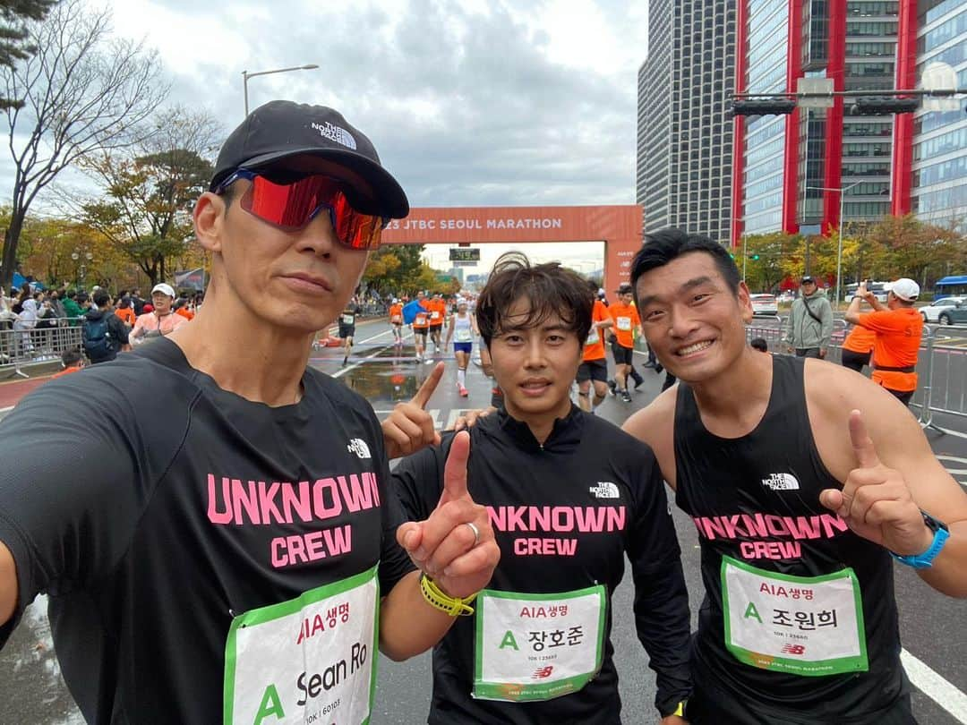 ジヌションのインスタグラム：「🏃‍♂️ 2023 JTBC SEOUL MARATHON  우리는 선한 마음을 가지고 건강한 삶을 위해 런한다 #UNKNOWNCREW #언노운크루 #션 #장호준 #조원희」