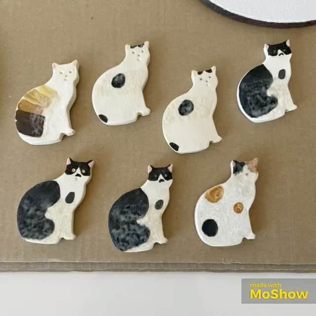 猫ラボのインスタグラム：「小さな陶芸窯を買いました！  春の終わりごろから陶芸のワークショップに参加したりしてましたが、それが楽しくて、もっともっと自分の好きなように試してみたい欲が抑えられなくなり。  今はいろんな土と絵具と釉薬を試しテストピースを作ったところです。釉薬は刷毛塗りしながら（これ失敗するやつだ…）と思ったけどそのまま焼いて、案の定ダマダマに。それもまた楽し。 当分はなにができるかの試行錯誤になりそうです。  ついでにもみじの苗を植えるなど。  という私の10月でした。」
