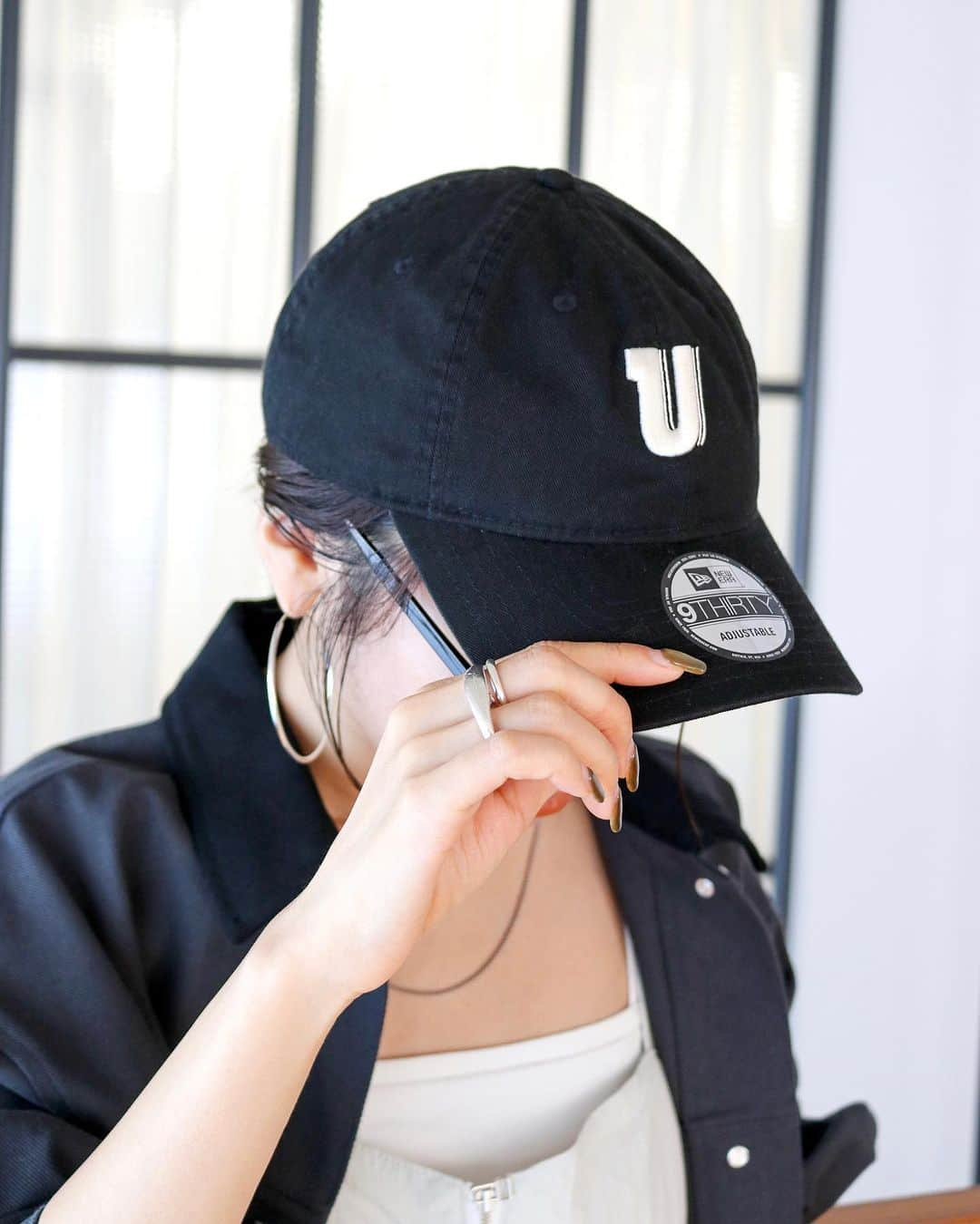 Ungrid staff snapのインスタグラム：「Ungrid ｜NEW ERA®︎  第2弾となるNEW ERA®との別注アイテム。  前回大好評だったロゴキャップとバイカラーコーデュロイキャップのラインナップ。 サイドにはUngridロゴを刺繍し、型は9THIRTY™を使用。 9TWENTY™の基本的な特徴はそのままに、クラウンがやや深めにアレンジされたシルエットです。 クラウンの深さは9FORTY™をベースにしています。  ロゴキャップには新色を。 Ungridの"U"がモチーフのロゴをフロントに。  コーデュロイキャップは、太すぎないうねを選ぶことで、女性が被ってもスタイリングに合わせやすい生地を選んでいます。  🗓️PRE ORDER：11.17(fri) 12:00- RUNWAY channel  /  ZOZOTOWN ． ． ． NEW ERA®ロゴキャップ (112411000101)  PRICE：4,950- (tax in) SIZE：F COLOR：IVO , BLK , ORG , BLU RELEASE：FEBRUARY  NEW ERA®バイカラーコーデュロイロゴキャップ (112411000201)  PRICE：6,050- (tax in)  SIZE：F COLOR：RED , GRN , CAM RELEASE：FEBRUARY  ーーーーーーーーーーーーーーーーーーーーーーーーーーーー  ☑︎商品詳細は製品タグ or TOPページURLよりチェック  » @Ungrid_official ・ ・ ☑︎全国のスタッフのスタイリングを毎日更新中！  »@Ungrid_staffsnap  #Ungrid  #Ungrid_official #Ungriddenim #アングリッド #Ungridコーデ #staffsnap  #ファッション #トレンドファッション #大人 #大人カジュアル #カジュアル #カジュアルコーデ #キャップ #NewEra #ニューエラ #NewErajapan」