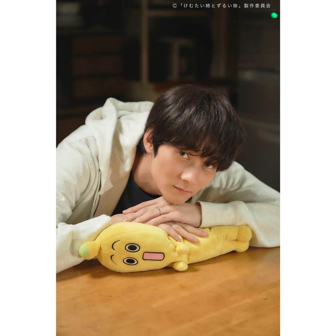 けむたい姉とずるい妹のインスタグラム：「. 律( #栁俊太郎 さん)と #ナナナ 📸 なかよしこよし…？ にやり顔もいただきました😈✨  ／ 『#けむたい姉とずるい妹 』 第6話 11/13(月)夜11:06放送🪄 ＼  5話は #TVer で配信中🎗 tver.jp/episodes/epyeqg0olb  U-NEXTなどで全話配信中💠  #テレビ東京 #けむずる  #栗山千明 #馬場ふみか #栁俊太郎  #桜田通 #雛形あきこ  #オフショット」