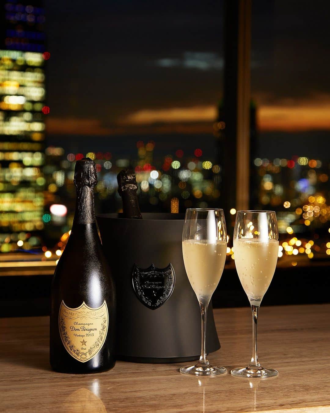 ANAインターコンチネンタルホテル東京のインスタグラム：「🎉東京の夜景と共に新年を迎えよう！ANAインターコンチネンタルホテル東京のMixx Bar & Loungeで！🍾  ANAインターコンチネンタルホテル東京の「MIXXバー＆ラウンジ」で、シャンパンとDJのパフォーマンスを楽しみながら、東京の夜景を眺めて新しい年を迎えませんか？  36階からの眺望はまさに絶景。 東京タワーや東京の煌めく夜景を眺めながら、2024年の幕開けを祝いましょう。  テーブル席もご用意しておりますので、ゆったりとお食事やお飲み物をお楽しみいただけます。  東京でスタイリッシュなカウントダウンイベントをお見逃しなく。 ご予約はお早めに。  📅 日時 OPEN: 2023年12月31日 20:00 CLOSE: 2024年1月1日 2:00  📝 予約＆詳細はプロフィールのリンクをチェック📝  Ring in the New Year with Spectacular Views at ANA InterContinental Tokyo's Mixx Bar & Lounge!  Celebrate the arrival of 2024 in style! Join us for an unforgettable evening filled with the sparkle of champagne, electrifying DJ sets, and the panoramic splendour of Tokyo's skyline. Perched on the 36th floor, Mixx Bar & Lounge offers you a front-row seat to the dazzling lights of Tokyo Tower and the city's iconic landmarks.  Indulge in a sumptuous meal and toast to new beginnings as you revel in the comfort of our table seating.  Don't miss out on Tokyo's premier New Year's Eve celebration – spaces are limited, so secure your spot now!  📅Date and time: OPEN: 2023-12-31, 8:00 PM CLOSE: 2024-01-01, 2:00 AM  📝Check the BIO for reservations and details📝  #ANAインターコンチネンタルホテル東京 #都内カウントダウン #TokyoCountdown #NewYersEve #NewYear2024 #NewYearCelebration #ANAInterContinentalTokyo」
