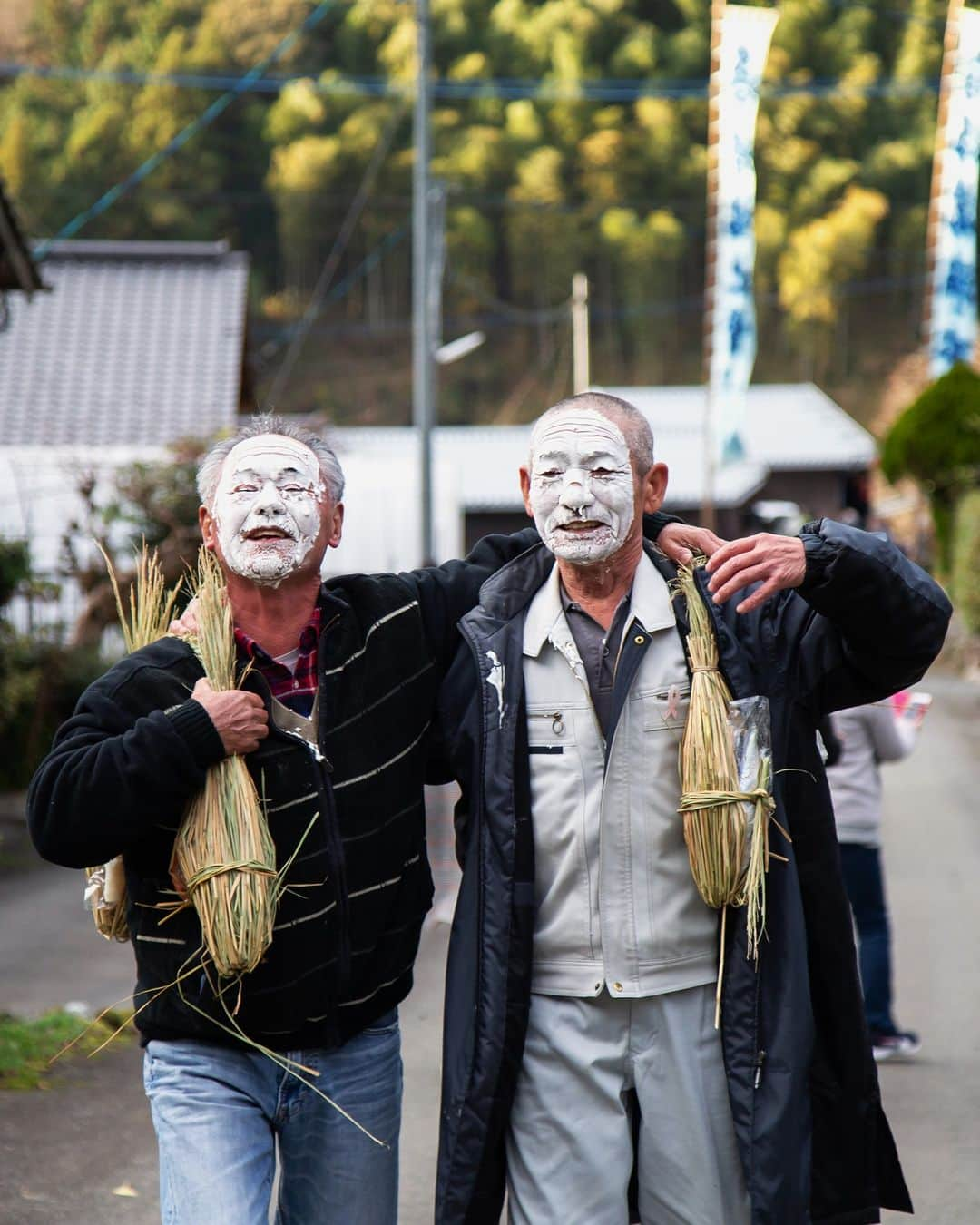 Birthplace of TONKOTSU Ramen "Birthplace of Tonkotsu ramen" Fukuoka, JAPANさんのインスタグラム写真 - (Birthplace of TONKOTSU Ramen "Birthplace of Tonkotsu ramen" Fukuoka, JAPANInstagram)「Completely White Faces at the 300-Year-Old Oshiroi Matsuri!😲✨ The Oshiroi Matsuri is a traditional event held at Oyamazumi Shrine in Asakura City that has been taking place for more than 300 years.⛩️  Oshiroi, a mixture of pulverized “shinmai” (new rice) and water, is applied on the face to pray to deities for sound health and an abundant harvest. The amount of oshiroi that sticks to the face is used to predict how crops will grow in the coming year. This custom is unique and rare even in Japan!🌾  Participants must not take off the oshiroi until they get home. It is said that if burnt it will cause a fire, but if you go home and mix it in the feed for cattle and horses and let them eat it, it will bring good health.🤩  Asakura City is also home to lush nature and the famous Harazuru Onsen hot spring, so be sure to visit!✨  Festival Date: December 2, 2023  ------------------------- FOLLOW @goodvibes_fukuoka for more ! -------------------------  #fukuoka #fukuokajapan #kyushu #kyushutrip #explorejapan #instajapan #visitjapan #japantrip #japantravel #japangram #japanexperience #beautifuljapan #japanlovers #visitjapanjp #japanesetradition #japanesefestival」11月7日 21時00分 - goodvibes_fukuoka