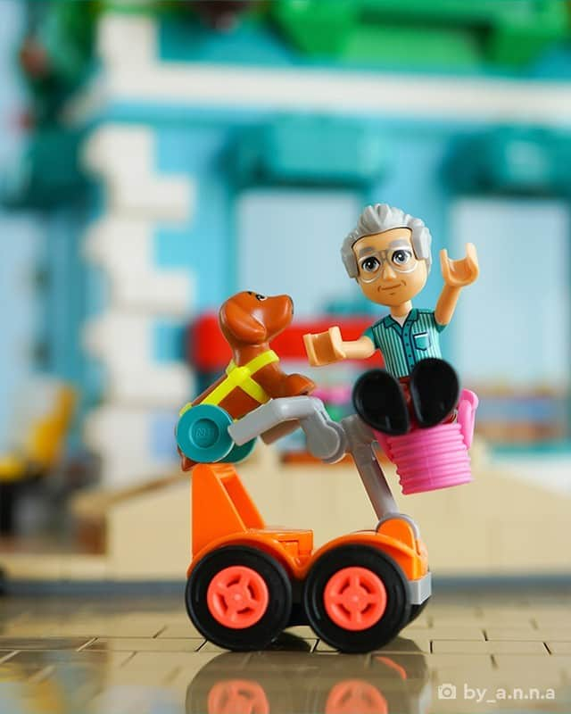 LEGOさんのインスタグラム写真 - (LEGOInstagram)「Dads with the dog they said they didn’t want  📸 @by_a.n.n.a from @Stuckinplastic   #LEGO #Memes #Dogs #LEGOFriends」11月7日 21時01分 - lego