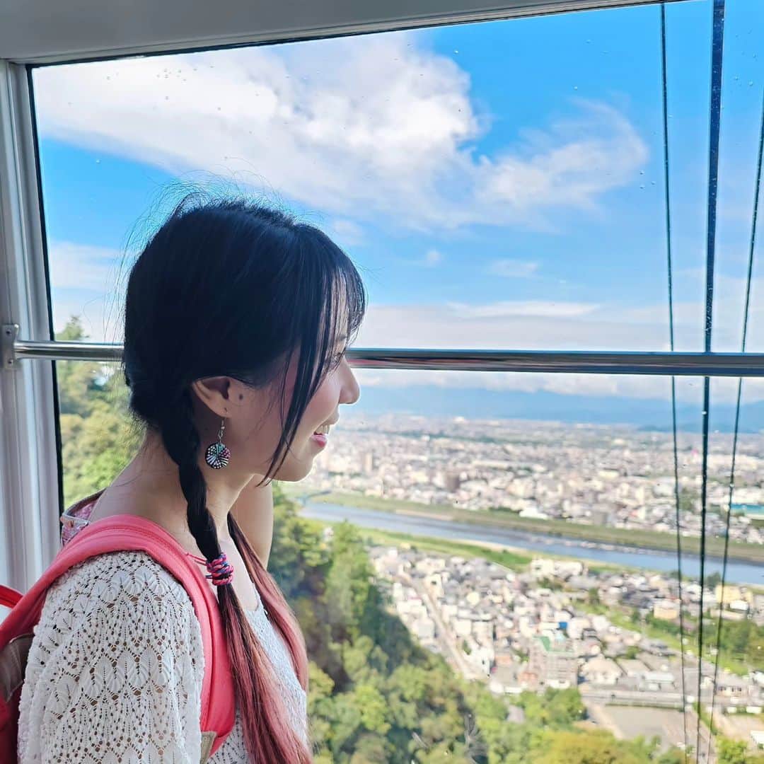 ビーム先生さんのインスタグラム写真 - (ビーム先生Instagram)「หมู่บ้านกระรอกที่ญี่ปุ่น ที่มีประวัติความเป็นมาตลกมาก 😂 日本初のリス村（岐阜県の金華山）私、動物好きだね❤  เมื่อประมาณเกือบ 90 ปีก่อน มีการจัดนิทรรศการครั้งยิ่งใหญ่ขึ้นที่สวนสาธารณะกิฟุ ในตอนนั้นมีการเอากระรอกไต้หวันมาโชว์จำนวนมากเพราะว่ามันแปลกไม่เหมือนกระรอกญี่ปุ่น แถมตัวใหญ่กว่าเห็น ๆ   แต่กระรอกไต้หวันหลายตัวมันดันหลุดหนีไปที่ภูเขากิงกะใกล้ ๆ สวนที่จัดงาน !!! เอ้า แล้วก็กลายเป็นใช้ชีวิตพเนจรกันตามธรรมชาติเฉยเลย 555 หือออ ได้เหรอออออ   คนญี่ปุ่นก็เลยศึกษาค้นคว้า ฝึกฝน หาวิธีดูแล หลังจากนั้น 30 ปีก็เลยสร้างหมู่บ้านให้พวกมันที่ภูเขานั้นซะเลย ซึ่งถือเป็นหมู่บ้านกระรอกแห่งแรกของประเทศญี่ปุ่นด้วย   ที่นี่อยู่บนยอดเขากิงกะที่เราต้องนั่งโรปเวย์ขึ้นไปด้วยนะ บรรยากาศสวยมาก ๆ ใกล้กันมีปราสาทกิฟุบนยอดเขาเดียวกันที่ไปชมได้ด้วย  เข้าไปให้อาหารน้องกระรอกได้ เดินในนั้นได้เลย น้องไม่กัด ถ้าไม่ไปจับน้อง เราก็แค่แบมือให้อาหาร  เขามีอุปรกรณ์ป้องกันตัวให้เราด้วย   แต่น้องบางทีใจร้อนเกินน หิวอะแหละ 555  📍วิธีเดินทาง นั่งรถไฟ Meitetsu จาก สถานี Meitetsu Nagoya มาลงที่ สถานี Meitetsu Gifu  ข้ามถนนแล้วขึ้นรถเมล์ gifu bus ป้ายเบอร์ 4 ลงที่ Gifu Koen Rekishi Hakubutsukan-mae (ประมาณ15นาที)  #ญี่ปุ่นกับบีม #gifu #กิฟุ #meitetsu #กระรอก #リス村」11月7日 21時07分 - beamsensei