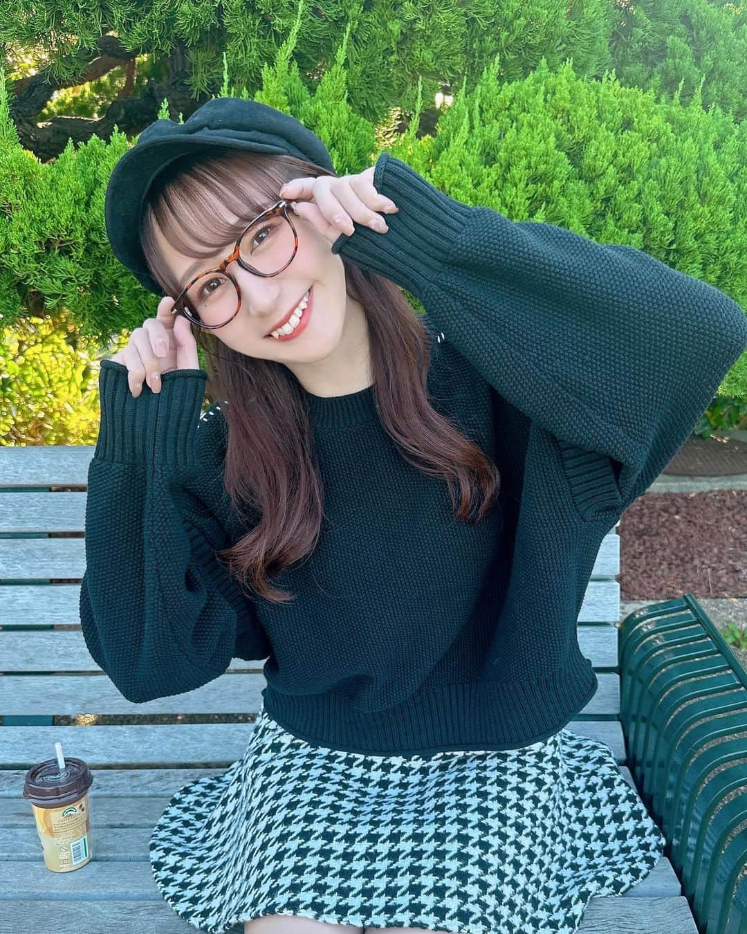 やっこのインスタグラム：「🖤🖤🖤 ⁡ ⁡ ⁡ ちょっと前の私服〜❕ 秋はメガネがかけたくなる、、、🥸 ⁡ ⁡  #ootd #アダストリア #ドットエスティ #PR #lowrysfarm #黒ニット #秋服 #モノトーンコーデ #ニット #ローリーズファーム #ロングブーツ #wego」