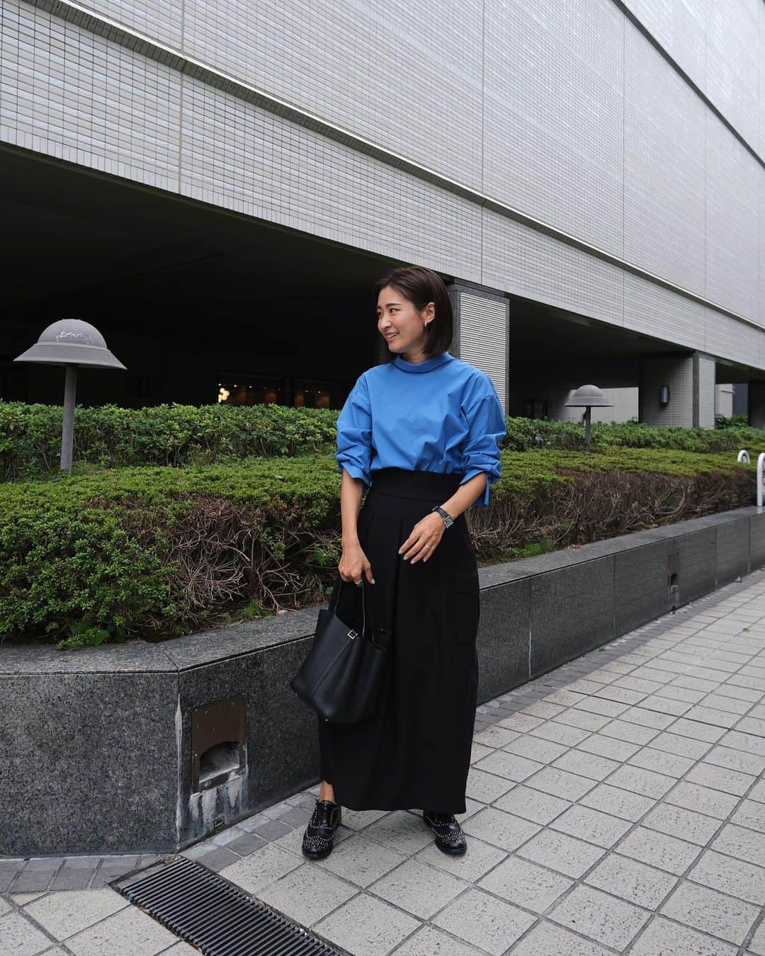Hiromi Ｍaedaのインスタグラム：「先日の上下  @frey__jp でおめかしコーデ🤳  最近は、ひげだんメドレーを聴きながら一人黙々と仕事してることが多いから💻📦✍️(それも好きな時間♡) たまに友人に会える時間は貴重で幸せ☺️  と言いながら今週は予定がぎっしりです笑🫶  tops,skirt @frey__jp #frey_jp /black bag @hermes #hermespicotin shoes @churchs #churchs」