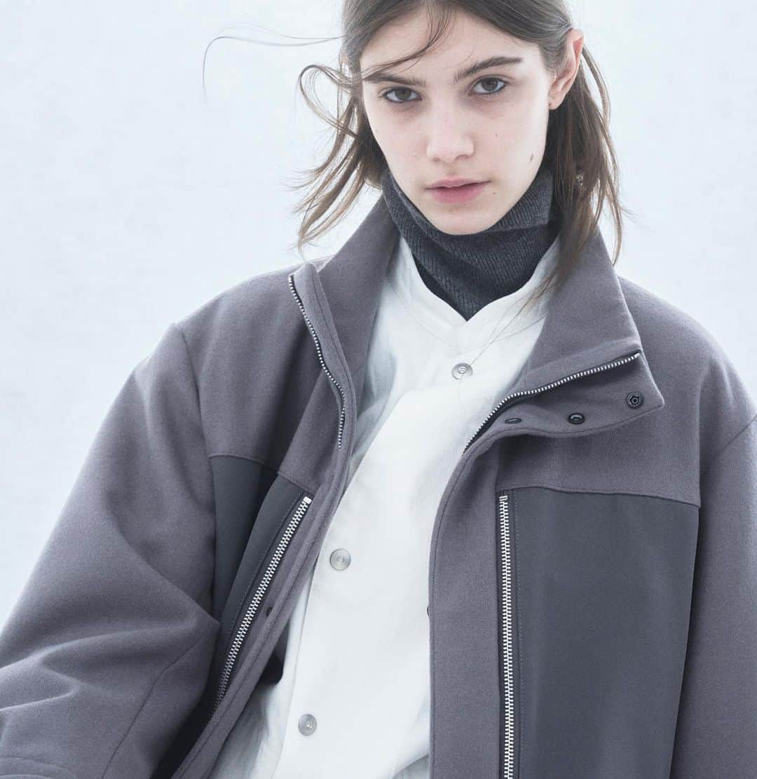 のインスタグラム：「… AUTUMN-WINTER 2023  ニットにニードルパンチ加工を施して、フェルトのように仕上げることで保温性・柔軟性に優れた" ニットメルトン "。適度にボリュームをもたせたAラインシルエットで、インナーに厚みのあるトップスを着ても綺麗なシルエットを保てます。男女兼用で着用できる、ユニセックスサイズ展開。 _ Knitted Melton Long Coat CZ34FA938 _ @zucca_staff #newarrivals #autumn #winter #2023 #aw23#collection #fashion #tokyo#japan#ootd #zucca #zuccatokyo #ズッカ#ズッカトウキョウ #anetonlinestore」