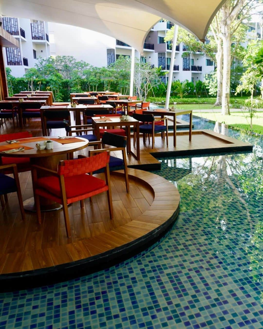 江辺香織さんのインスタグラム写真 - (江辺香織Instagram)「POOL🎱&POOL👙🥰  こちらのビリヤードテーブルは、ひと回り小さい7ftのもの。ホテルのテーブルがきちんとメンテナンスされていると嬉しくなります☺️  #billiards #🎱 #pooltable #pool #tailand #travel #hotel  @lemeridienhotels #lemeridienmaikhao @lemeridienmaikhao」11月7日 21時05分 - kaori.ebe