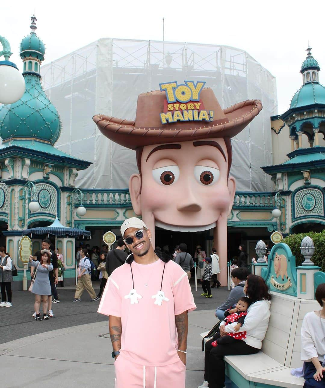 アデミウソン・ブラガ・ビスポ・ジュニオールのインスタグラム：「Dia feliz na primeira e única DisneySea do mundo!  🎢 🎡 🥰 🎌」