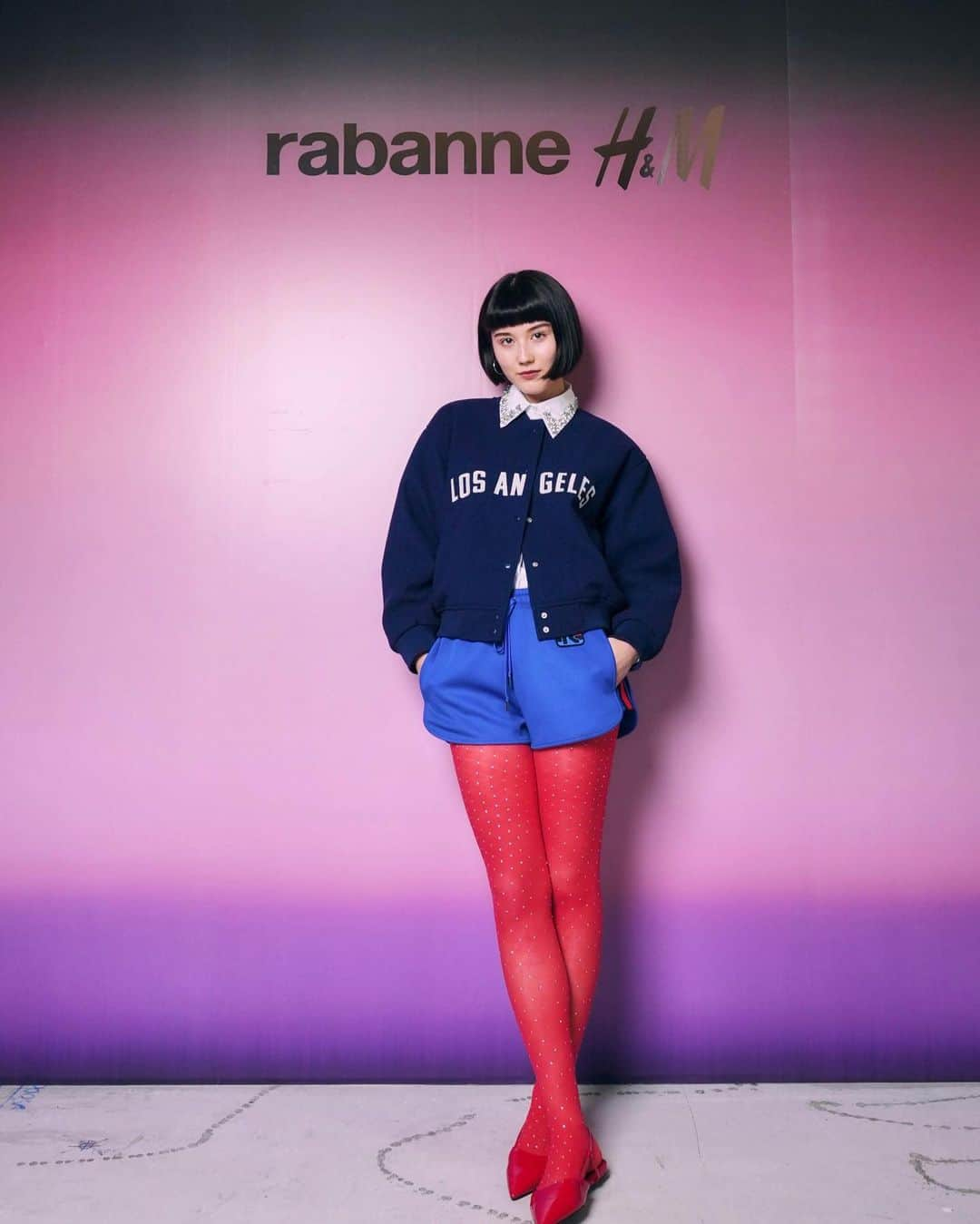 藤本林花美愛のインスタグラム：「rabanne H&M  ファッション史で特に好きな1960年代の Space Ageの象徴である Paco RabanneとH&Mのコラボレーション✨  煌びやかな未来感と、革新的で ファッションの可能性を無限大にするようなお洋服が大好き！  私はレトロなメンズのジャージショートパンツに ラインストーンのタイツでスポーティー×キラキラの 遊び心あるスタイルに💙❤️  11月9日(木)発売なので ぜひチェックしてね！  Thank you for having me!! @hm  @seira_moon_  @marikoinsta  @sakisugai   #rabannehm #エイチアンドエム #pr」