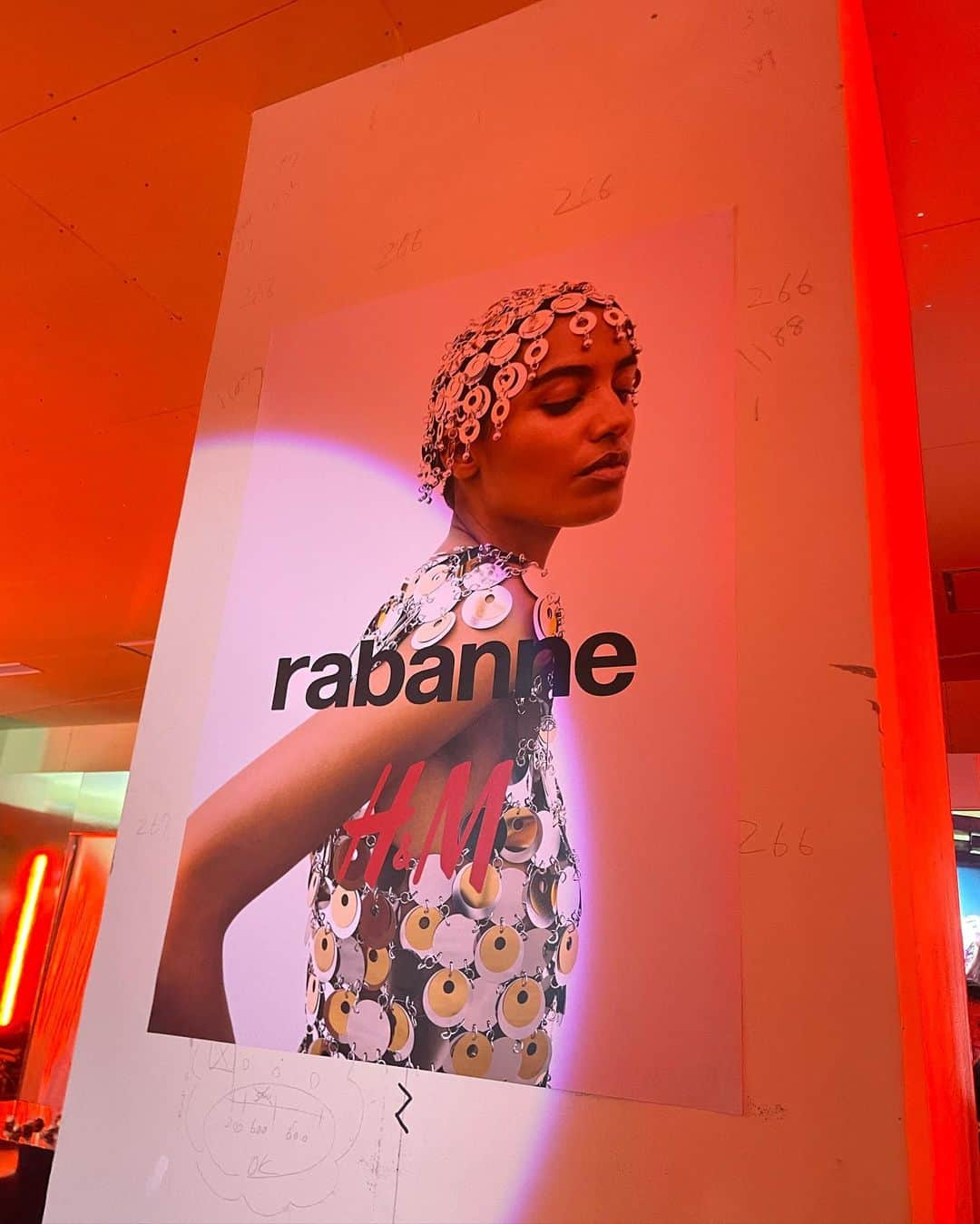 藤本林花美愛さんのインスタグラム写真 - (藤本林花美愛Instagram)「rabanne H&M  ファッション史で特に好きな1960年代の Space Ageの象徴である Paco RabanneとH&Mのコラボレーション✨  煌びやかな未来感と、革新的で ファッションの可能性を無限大にするようなお洋服が大好き！  私はレトロなメンズのジャージショートパンツに ラインストーンのタイツでスポーティー×キラキラの 遊び心あるスタイルに💙❤️  11月9日(木)発売なので ぜひチェックしてね！  Thank you for having me!! @hm  @seira_moon_  @marikoinsta  @sakisugai   #rabannehm #エイチアンドエム #pr」11月7日 21時15分 - lily_1001_official