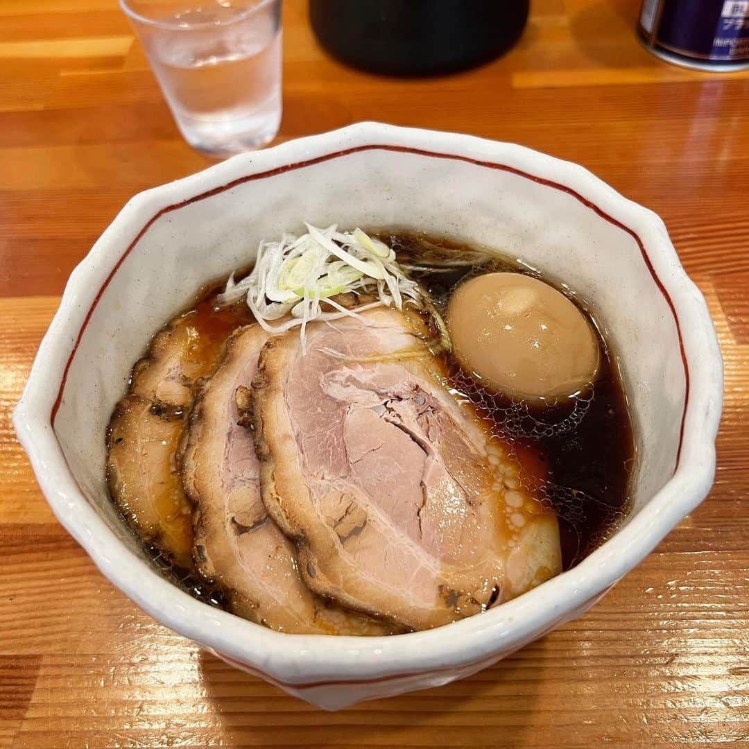 ピエール北川さんのインスタグラム写真 - (ピエール北川Instagram)「🍜 「富山ブラック」 そう呼ばれる名物ラーメン。  先日ラリーで出かけた富山県高岡市で実食。 思い出すと食べたくなる。 そんなめっちゃ濃いぃ醤油味😋 近くにないかなぁ、富山ブラック…」11月7日 21時07分 - pierrekitagawa