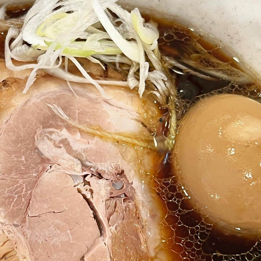 ピエール北川さんのインスタグラム写真 - (ピエール北川Instagram)「🍜 「富山ブラック」 そう呼ばれる名物ラーメン。  先日ラリーで出かけた富山県高岡市で実食。 思い出すと食べたくなる。 そんなめっちゃ濃いぃ醤油味😋 近くにないかなぁ、富山ブラック…」11月7日 21時07分 - pierrekitagawa