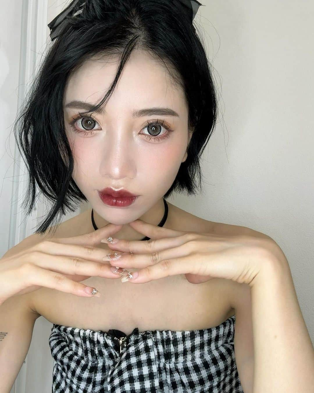 りえさんのインスタグラム写真 - (りえInstagram)「ワンホン風メイク💄 新しいリップ買ったから久しぶりに濃いメイクした🐼🇨🇳  久しぶりにドストライクなグレーカラコン見つけた🩶 メイク激盛れしたぜ👌🏼  リップもちゃんとブラシで描いたら盛れた👊🏻  黒髪ショートはちょっと派手めにメイクすると、芋ぽくならないから いつもより気持ち濃いめ🙆🏻  #ワンホンメイク#ワンホン#黒髪メイク#黒髪ボブ #中華メイク」11月7日 21時07分 - ririri060800