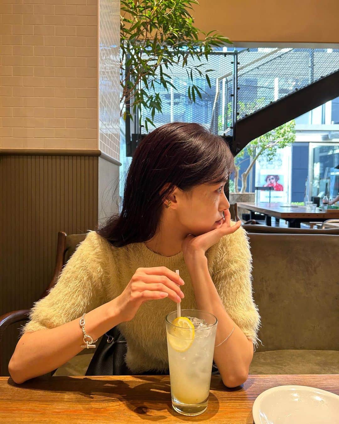木下桜さんのインスタグラム写真 - (木下桜Instagram)「. 暑くて半袖ニット引っ張り出した、、🧶 #yo__style   明日会える？でサクッと☕️ 美味しいもの食べて喋ってしあわせ時間、、🫶🏻 いいペースで会えてて嬉しい〜😮‍💨♡」11月7日 21時08分 - yo_kinoshita