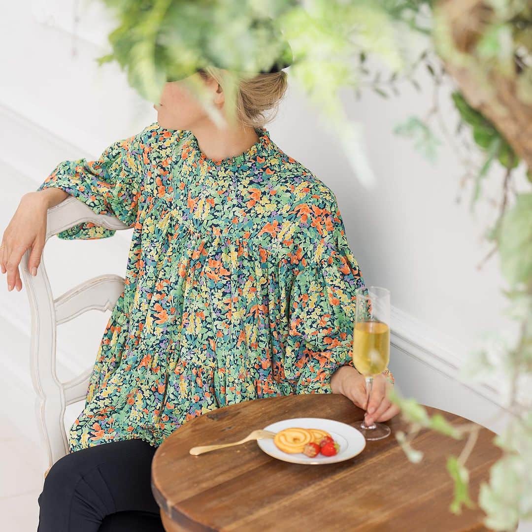 Tsuru by Mariko Oikawaのインスタグラム：「Flower print.  久しぶりに柄のものを纏う。気分が華やかに昇華する。 せっかくの新しい季節に同じワードローブだと気分も変わらないもの。晴れやかな気分へ導くフラワープリントのアイテムでコーディネートにメリハリを。 デニムや黒パンなど、ベーシックなボトムスと合わせて1.2コーデが完成。  Joshua ¥33,000（tax in） size:free  #tsuru #tsurubymarikooikawa #2023winter #2023aw」