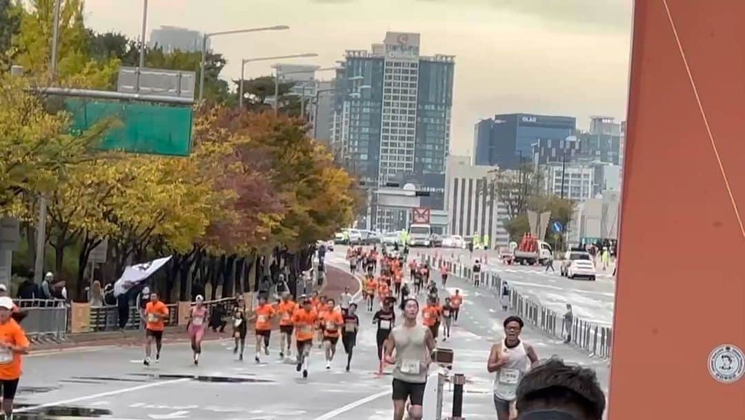 ジヌションのインスタグラム：「🏃‍♂️ 2023 JTBC SEOUL MARATHON Last 500m sprint! 14살 하율이 10km 45분29초 완주!」