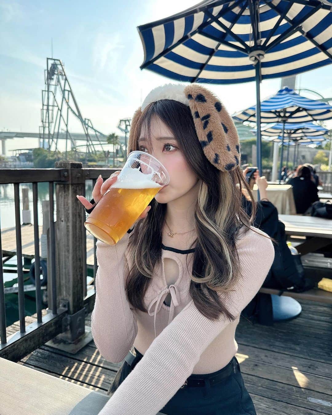 東海林里咲のインスタグラム：「. .  毎年、絶対ハロウィンユニバ 行きたいっ🎃🕸🖤  でっかいビールは1杯だけね🙊💭  . .」