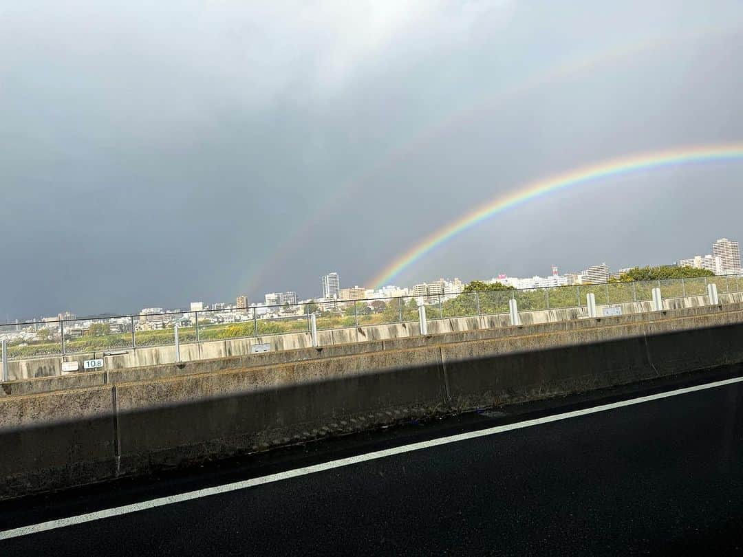 白川りさのインスタグラム：「虹！ よく見ると2重！ こいつぁなんだか縁起がいい！ 気がするーwww  って思ったけど、とくに何もなかった😂 きっと明日以降だな。」