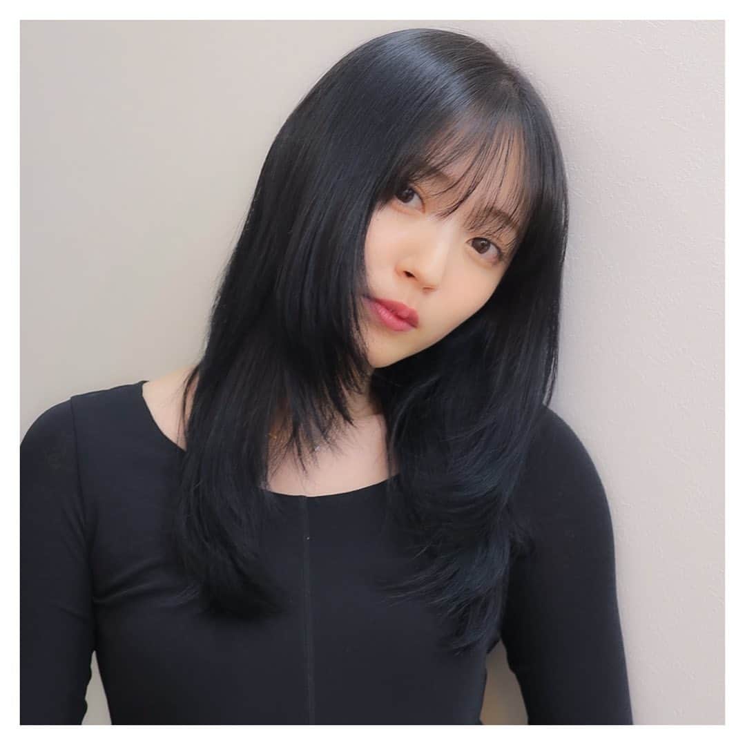 オオモトのインスタグラム：「@airisuzuki_official_uf  ちょっと前に愛理を暗髪ネイビーブラックにイメチェン✂︎  レイヤーと入れ直して顔周りに動きをつけて✂︎  ・ - [ ] WOM  代表　オオモト - [ ] @bobby_omoto_style - [ ] @wom_hair_ - [ ] ご予約はinstaDM or TEL にて🙇🏻‍♂️  - [ ] ・ - [ ] 直近空き予約や、日々の髪型はストーリーにて随時投稿しております🤚🏻気軽にご予約お待ちしております💌 - [ ] ※ご新規様は注意事項を必読の上ご予約お願いいたします。  - [ ] ・ - [ ] お値段、ご予約方法、場所、などはストーリーハイライトに明記しております✨  - [ ] 税抜表示 - [ ] ご新規様ブリーチ最終受付17時半 - [ ] 基本月、木休み - [ ] 現在中途スタッフ、新卒スタッフを募集しております！ - [ ] ご興味あるかたはDMお待ちしております！」