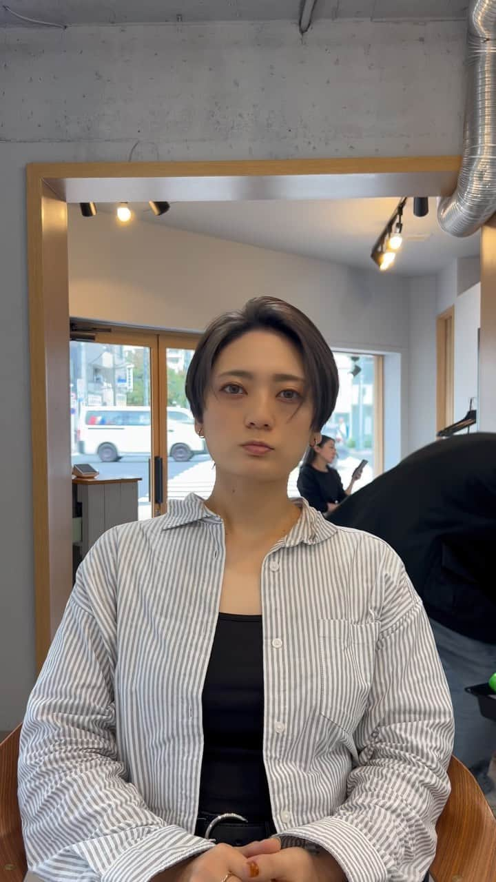 阿藤俊也のインスタグラム：「ハンサムショート✂︎サイドパートでもセンターでも○  ※好きな雰囲気のスタイルのお写真、動画あれば ぜひ持参ください！！ 好みが伝わりやすいです🙆‍♀️  ◆イメージ変えたいけど、似合うか心配😥 ◆いつもどこか似合ってない気がする😥 ◆自分に似合う髪型がわからない😥 ◆自分でうまくセット出来ない😥 ◆とにかく良い感じになりたい😥  どんなお悩みでもご相談ください☺️ どんな状態からでも、素敵にします✨✨ 年齢も問わず、どなたでも  【⚠️ご予約について⚠️】 ↓↓↓↓↓↓↓↓↓↓↓↓↓ ホーム画面URLからへ 簡単にご予約可能です😊 予約がよくわからない場合は、 お電話にて確認お願い致します🤲🤲  #haircut#ショートボブ#ショートへア#ヘアスタイル#ハンサムショート#ワンレンボブ#大人へア#クセ毛#ワンレングス#レイヤーカット#前下がりボブ#刈り上げ #bobhaircut#クセ毛ショート #hairstylist#清澄白河#清澄白河美容室#阿藤俊也#hairdressers#haircutvideo#スタイリスト募集」