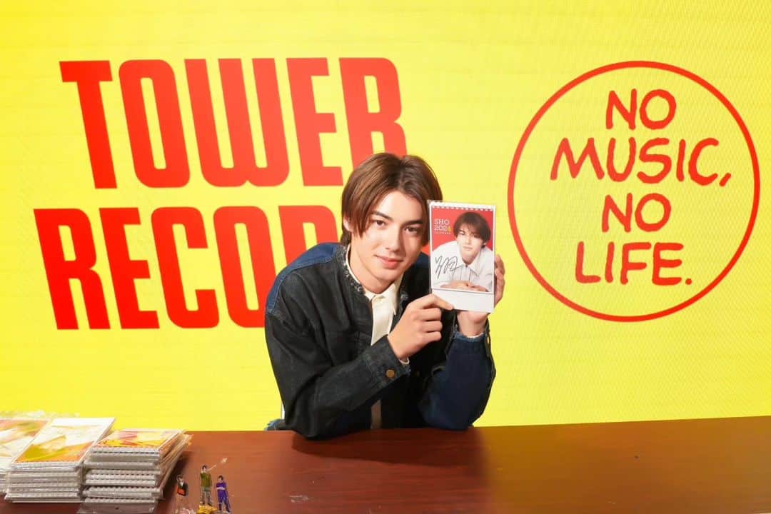 翔のインスタグラム：「みんなカレンダーお渡し会に来てくれてありがとうございました! 楽しんでくれた?僕は楽しかったよ!  Thank you to everyone who came the other day😊  カレンダーは引き続きTOWER RECORDS 渋谷店 3Fで11/30まで販売してるからチェックしに行ってね！  撮影 @hannoeul0516  #カレンダー #イベント #2024」