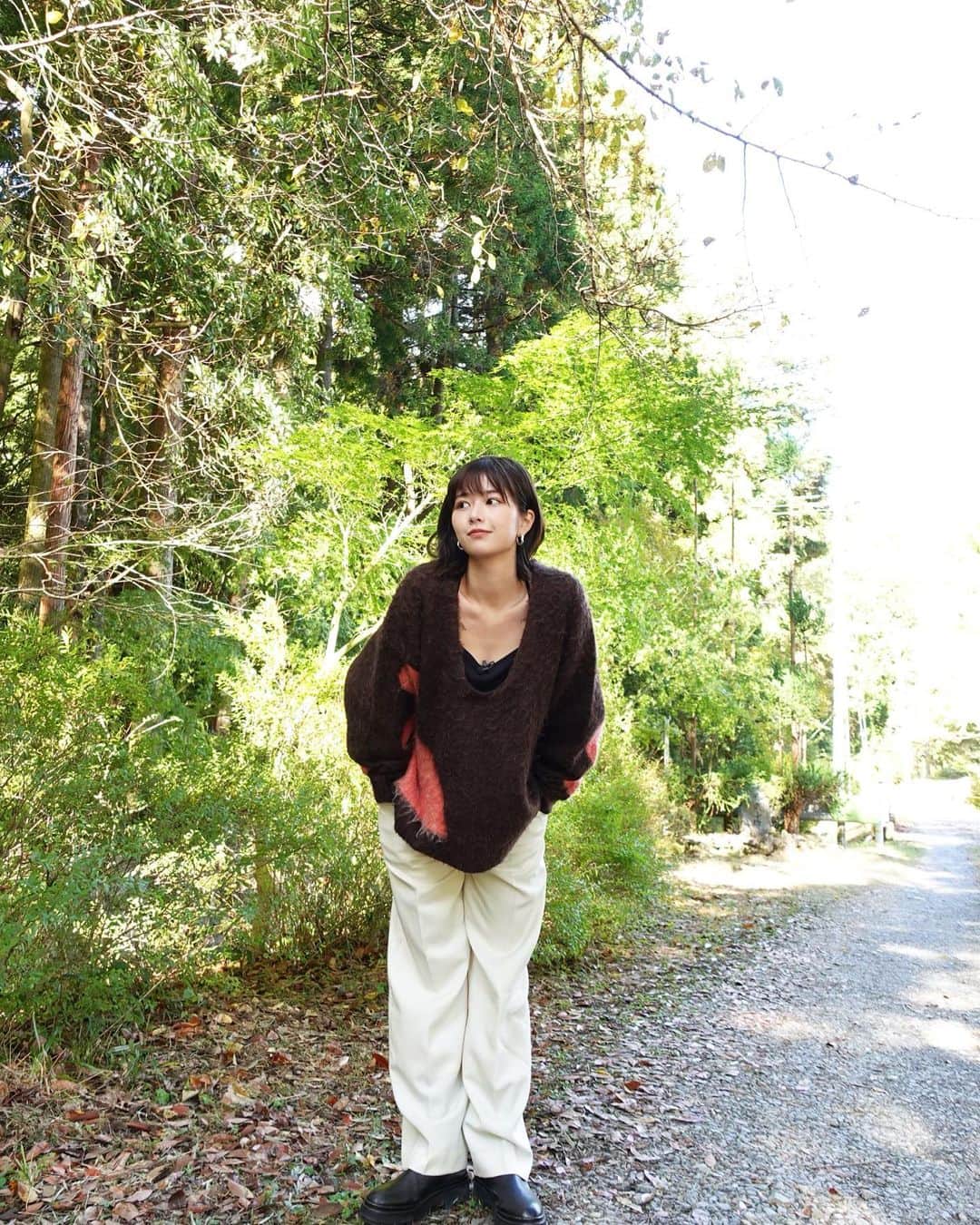 冴木柚葉のインスタグラム：「. ブランチ京都ロケ　2日目オフショット♡  全部同じ場所🤣 待ち時間の間、作品撮り並みに撮り合いっこしてました笑  衣装🌿 ニット、パンツ @knuthmarf_official   インナー @gu_for_all_   ブーツ @allsaintsjapan   camera📷 @suzukimiu_0414   #王様のブランチ #tbs」