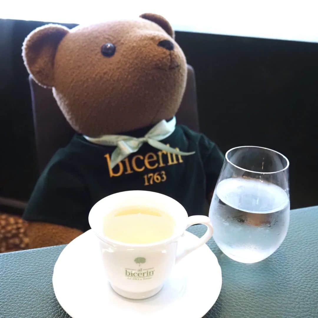 Kuboi Ayumiのインスタグラム：「Bicerin 新宿タカシマヤ店でコーヒーブレイク。  11月に入ってからは本当に毎日バタバタすぎて 深呼吸をする時間をとらないとすぐ頭痛に悩まされるくらいだったのですが とりあえず、ゆっくりコーヒーを飲める時間ができました。  LOEWEの長財布とボッテガ・ヴェネタのキーリングがパパからのプレゼント♡  ○+●+○+●+○+●+○+●+○+●+○+●+○+●  @himekagami　←　check♡  おうちごはん が楽しくなるお取り寄せグルメ や 簡単＆時短ごはん、育児情報など発信中！ 投稿が気に入ったら保存&フォローしていただけるとうれしいです。 いつもありがとうございます(^^)  ○+●+○+●+○+●+○+●+○+●+○+●+○+●  #コーヒーブレイク #珈琲 #coffee #新宿カフェ #東京カフェ #カフェ巡り #かふぇすたぐらむ #Bicerin #LOEWE #ロエベ #ボッテガヴェネタ #BOTTEGAVENETA」