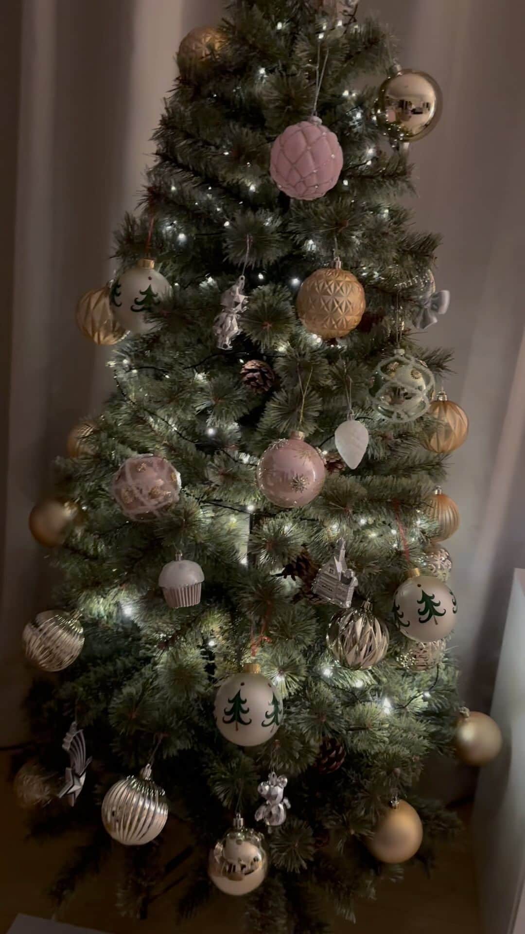 堀未央奈のインスタグラム：「🎄🎀  今年の堀家のツリーは  @alsace_tree_official  に @ikeajapan  @francfranc_official  のオーナメント👼🏻🎄🎀💗  love Christmas ♡ たのしみ👼🏻🕯️」