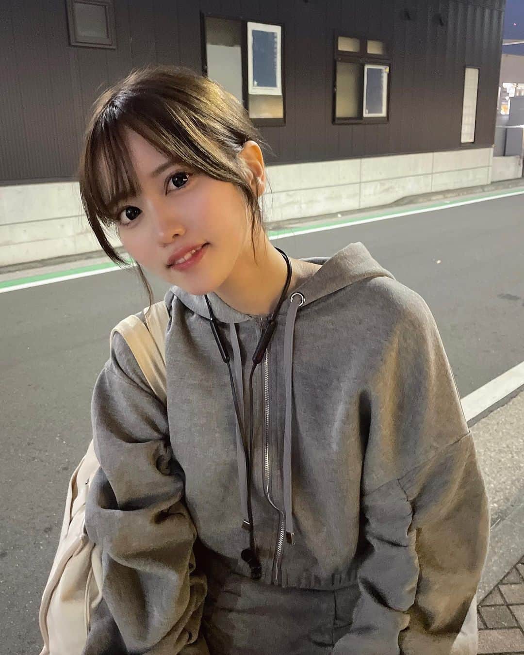 のインスタグラム：「夜のお散歩すきーーー いつもと何か違うところあるんだけど気づく？？」